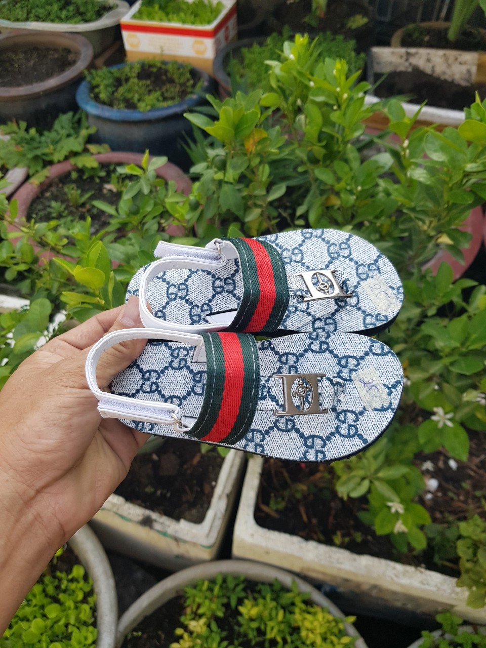 xăng đan bé đủ size đủ màu ib chọn thêm
