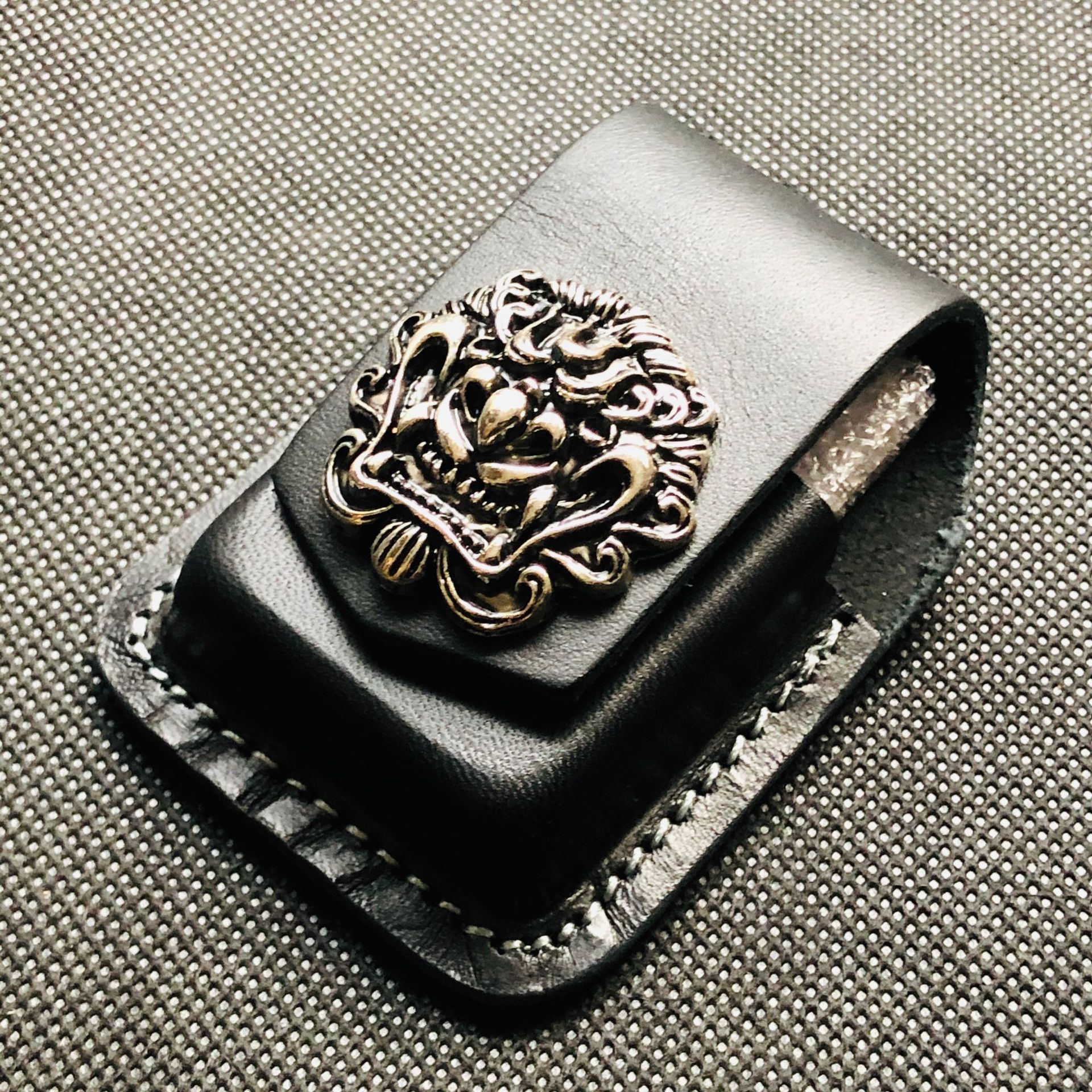 Bao Da Đựng Bật Lửa Zippo Có Nút Đồng Nổi ( Có Thể Đeo Thắt Lưng )