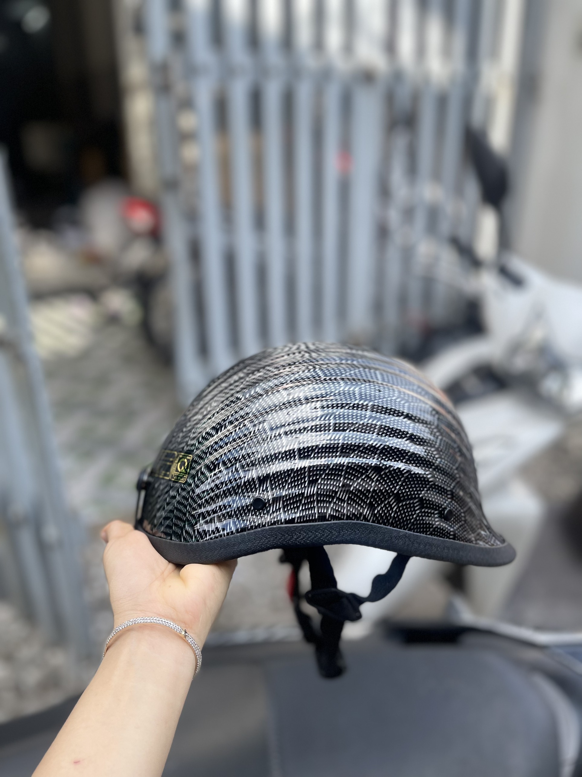 nón bảo hiểm sò nhúng carbon siêu ngầu