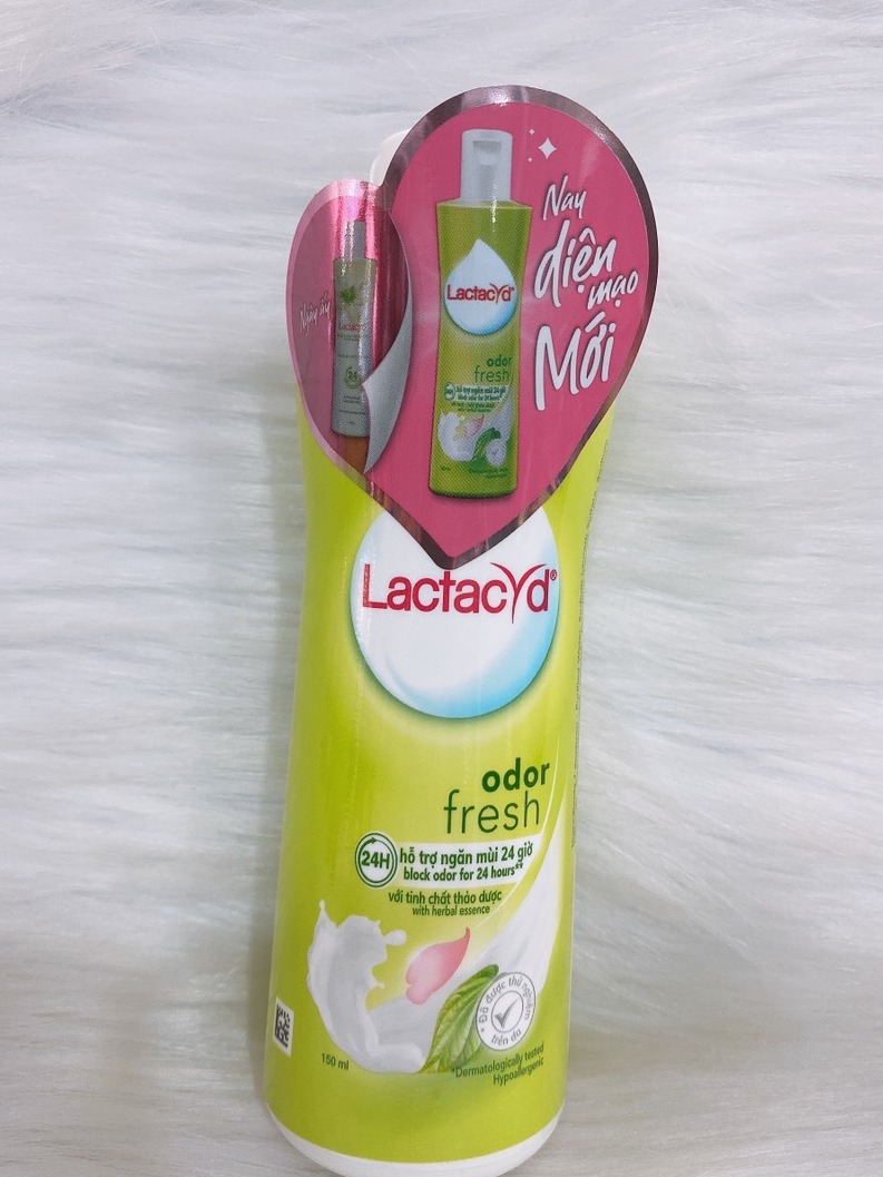 Dung dịch vệ sinh phụ nữ Lactacyd lá trầu không và hoa hồng 150ML( MÀU XANH)