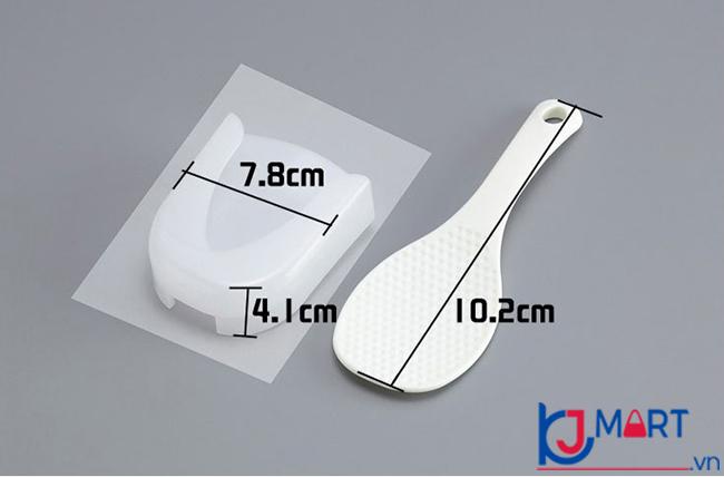 Muôi xới cơm kèm giá đựng có miếng hit Nhật Bản.