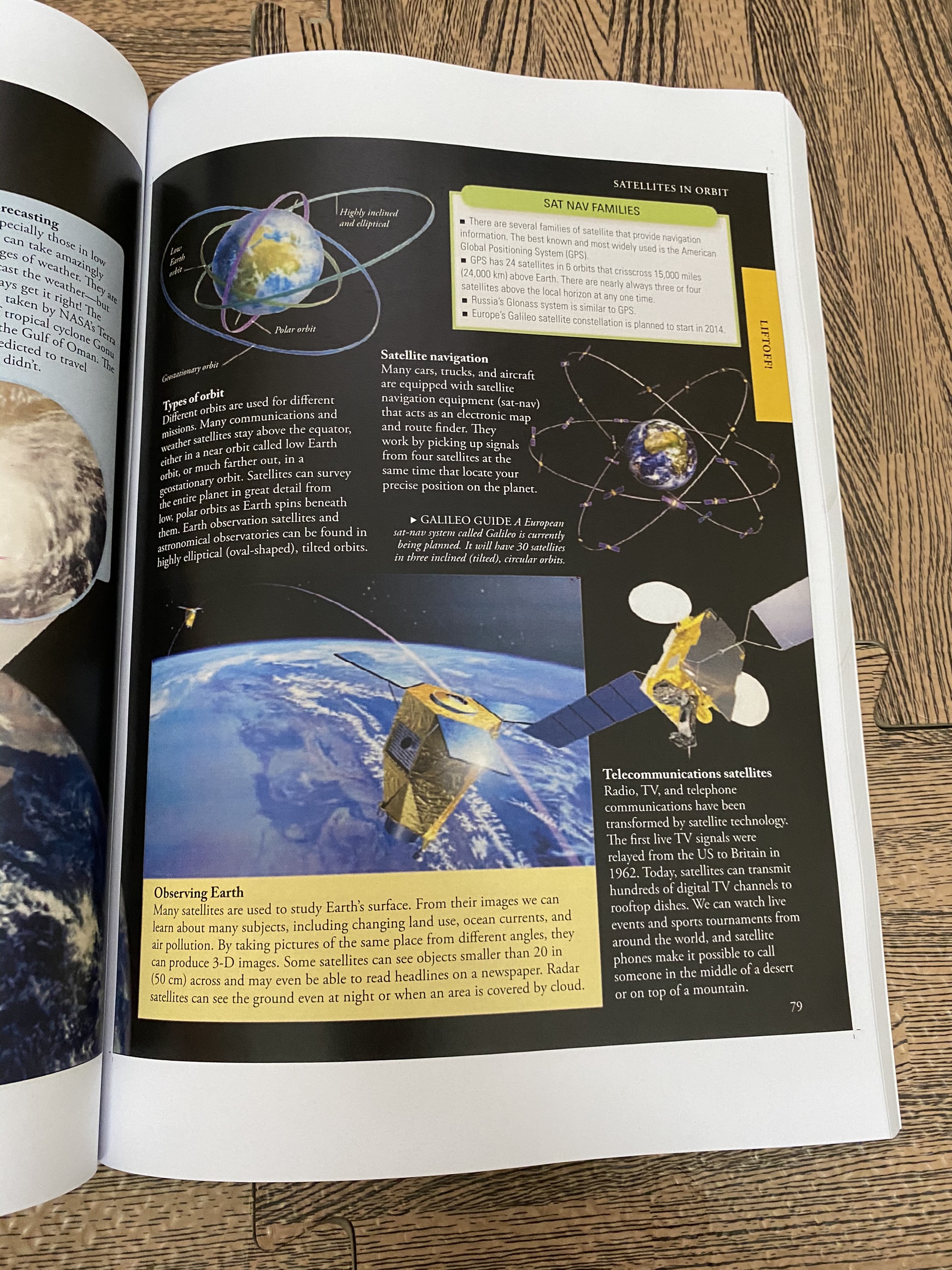 Sách Tiếng Anh SPACE A VISUAL ENCYCLOPEDIA (Sách màu)