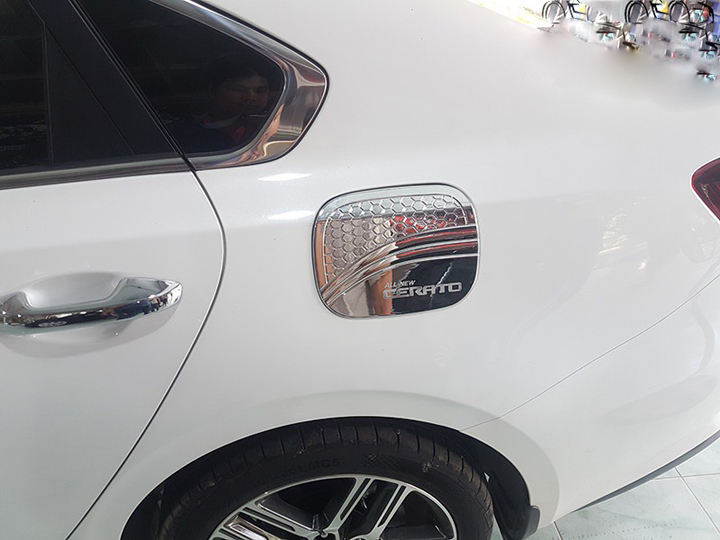 Ốp nắp bình xăng Kia Cerato 2019 mạ Crom