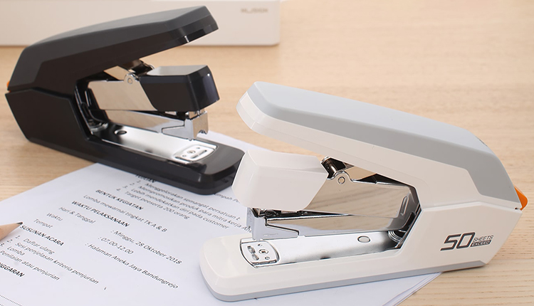 (1 Cái) Dập Ghim Trợ Lực Deli - E0371 50 Trang