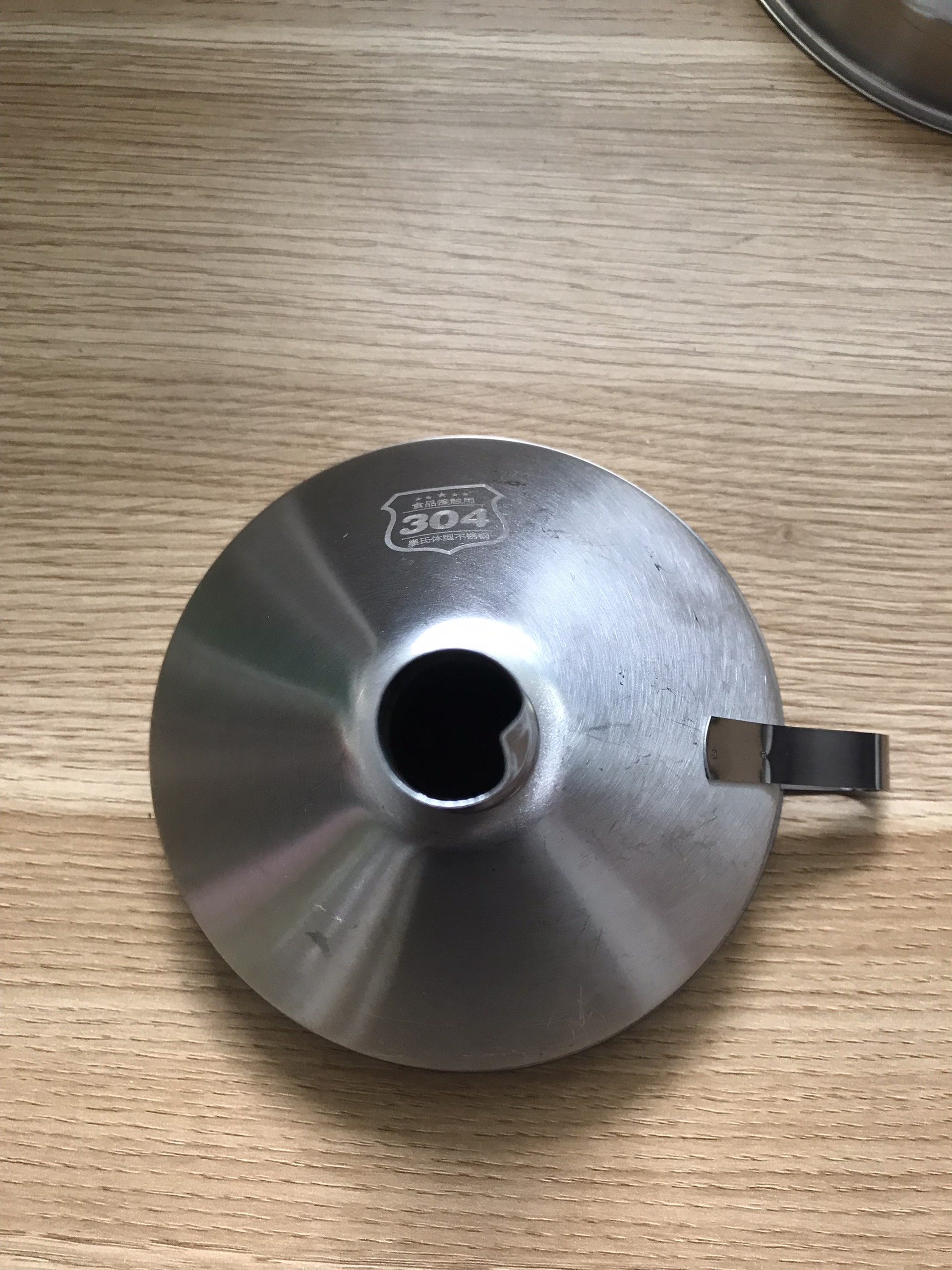 Phễu inox 304 lưới lọc có thể tháo rời quai treo móc tiện dụng hàng nhập cao cấp dày dặn