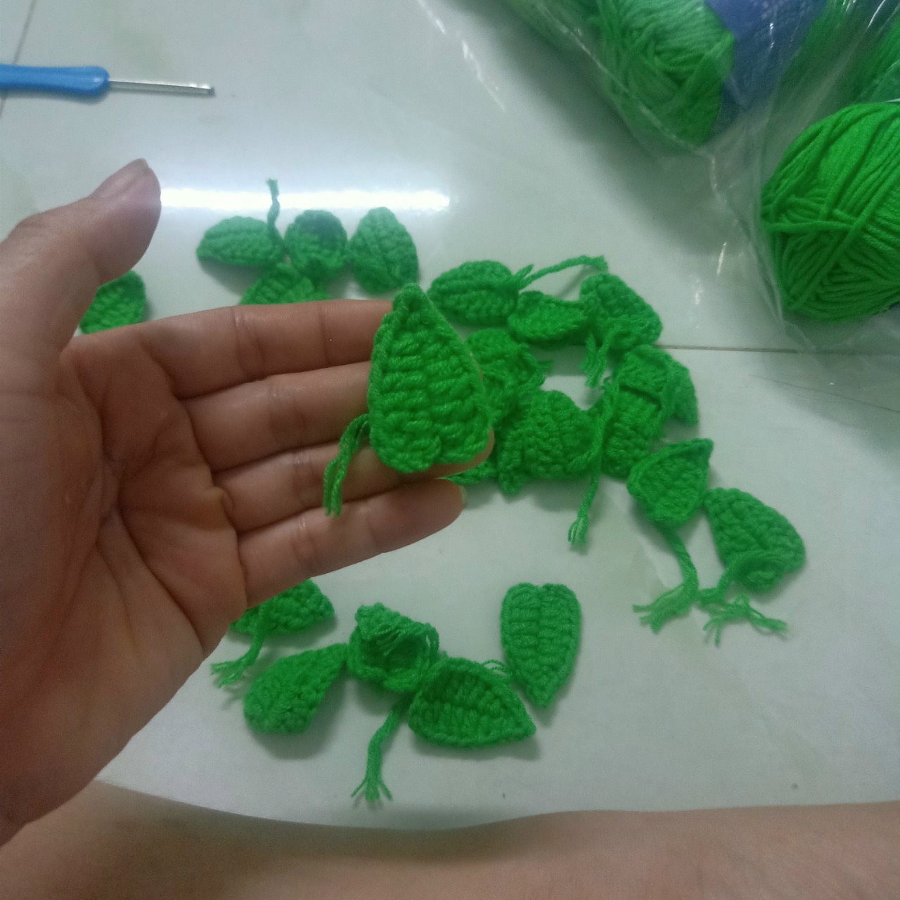 Lá Trang Trí Bằng Len