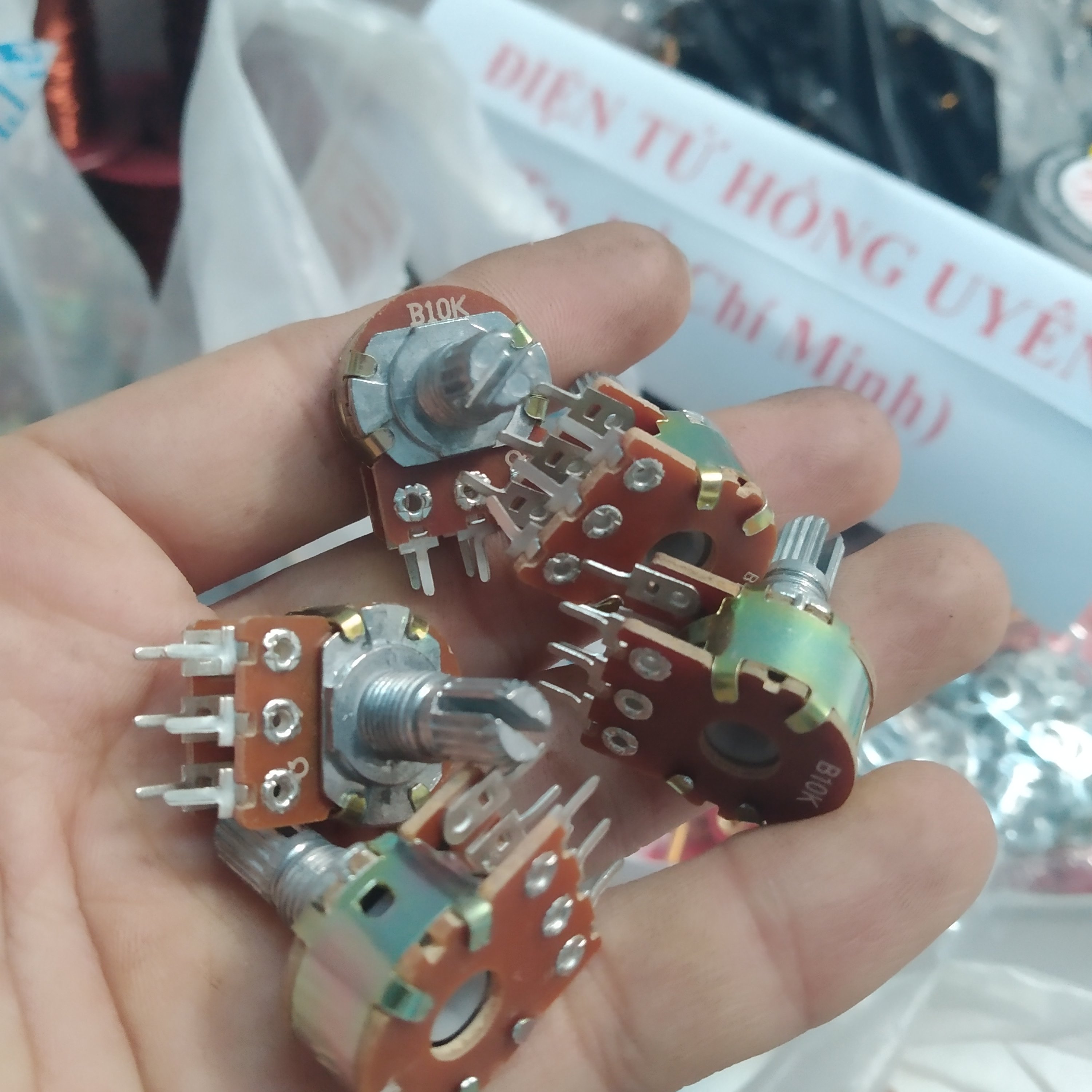 5 chiếc Chiết áp Đôi 10k. Chiết áp đôi 10k gắn máy 1 vế (chiết áp chỉnh áp, chỉnh dòng). chiết áp VR 10 kí đôi