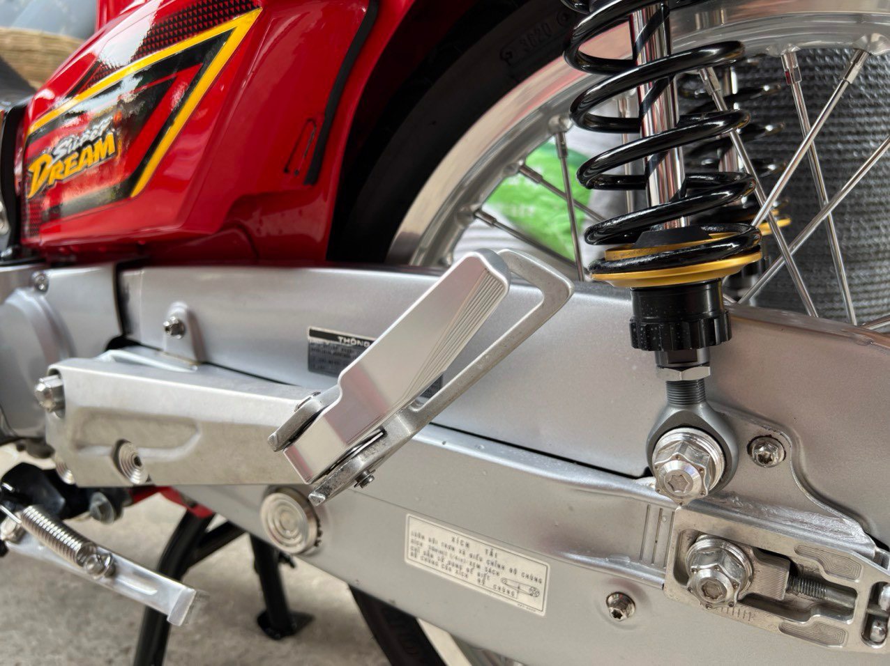 Gác chân Nhôm Đúc Honda - Yamaha ỐC LD đỏ