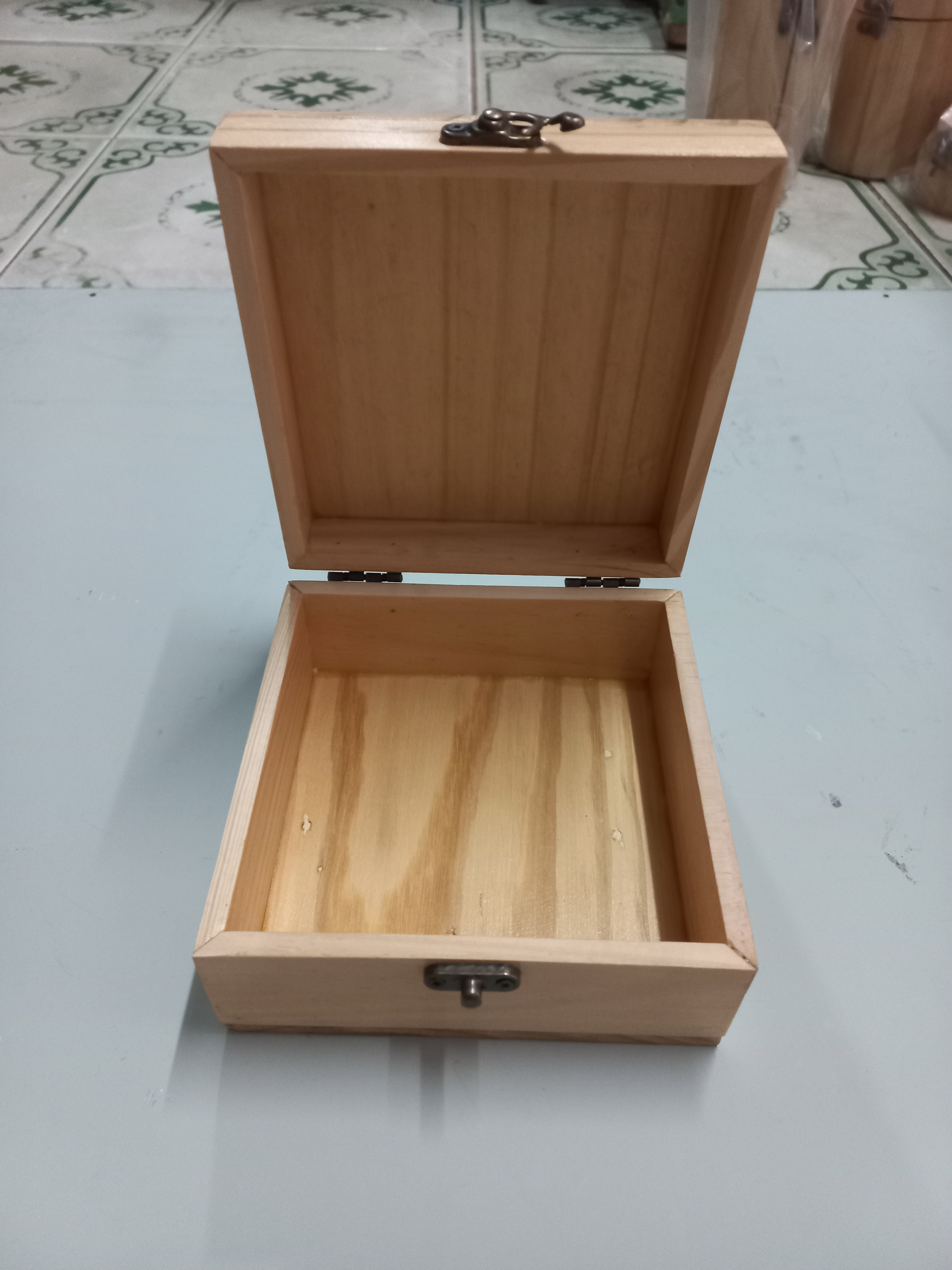 Hộp gỗ vuông đựng đồ linh tinh.