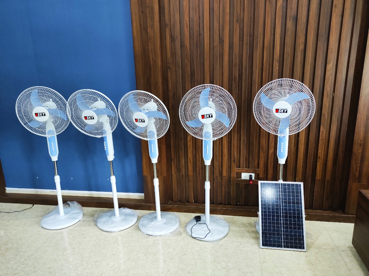 Quạt tích điện SKY sử dụng năng lượng mặt trời, sử dụng liên tục trong 10h,  bảo hàng 12 tháng | Lazada.vn