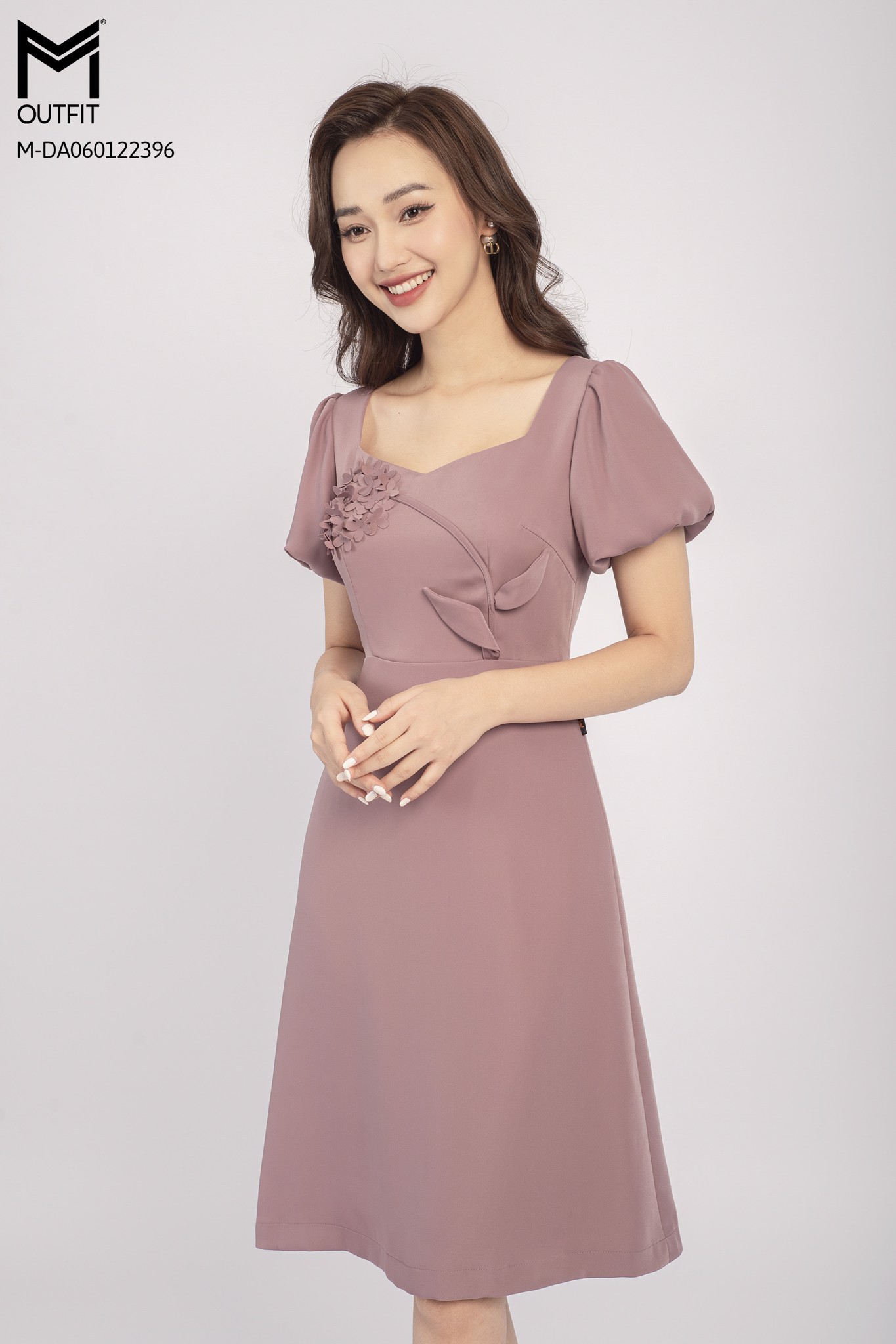 Đầm cổ U đính hoa 3D - Mmoutfit