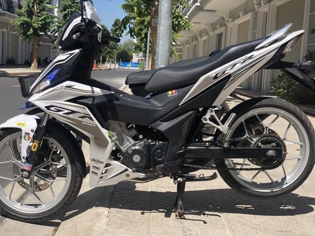Tem rời winner GTR xám dán xe trắng