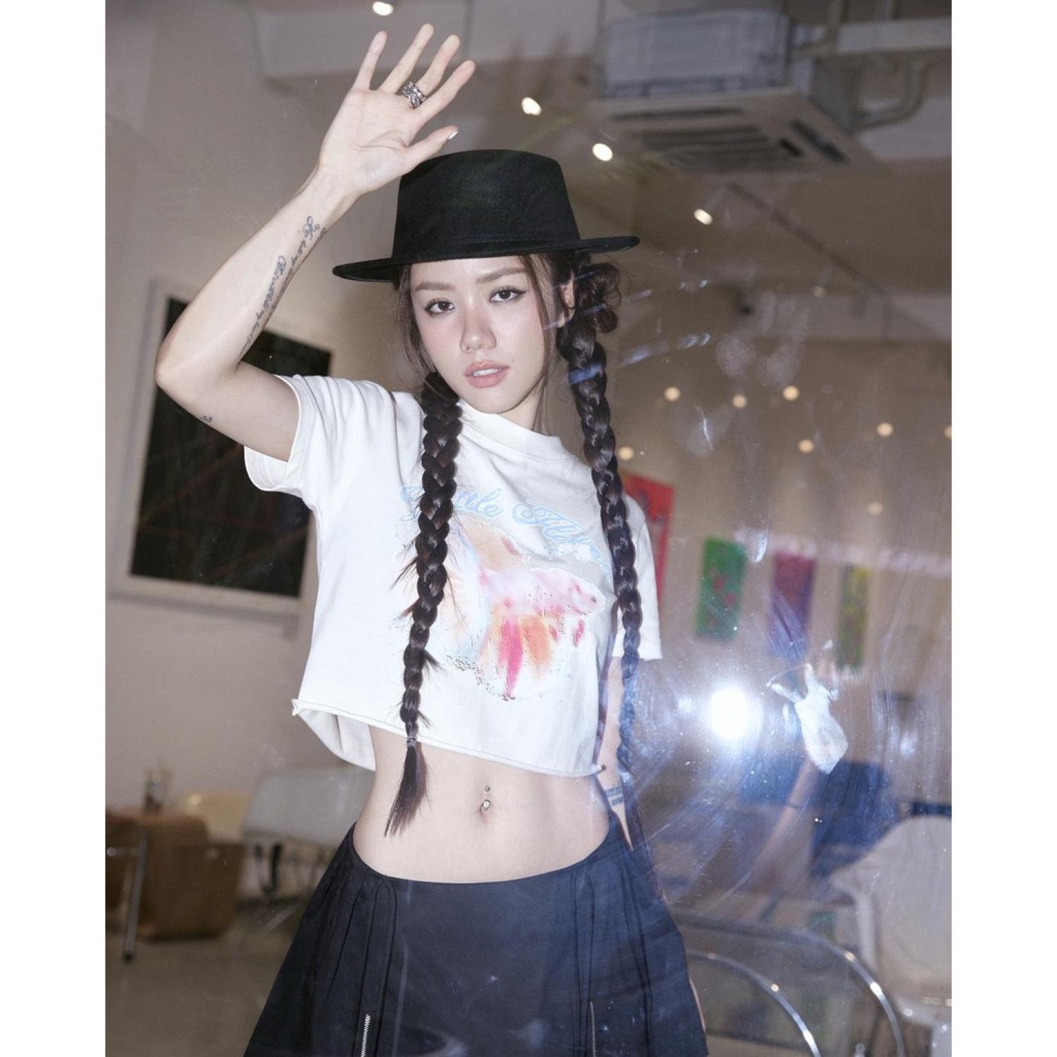 Maylily X back.stage88 Áo thun form ôm tay lỡ Koi Tee