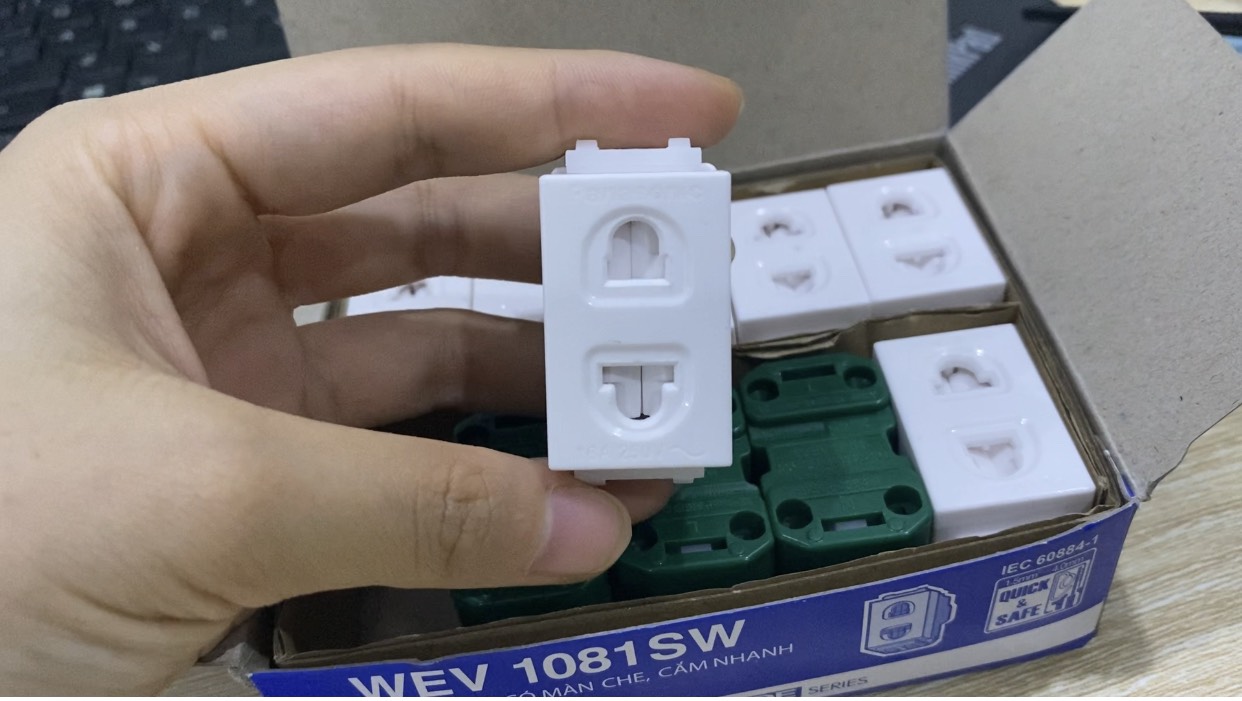 Ổ cắm đơn PANASONIC Wide có màng che