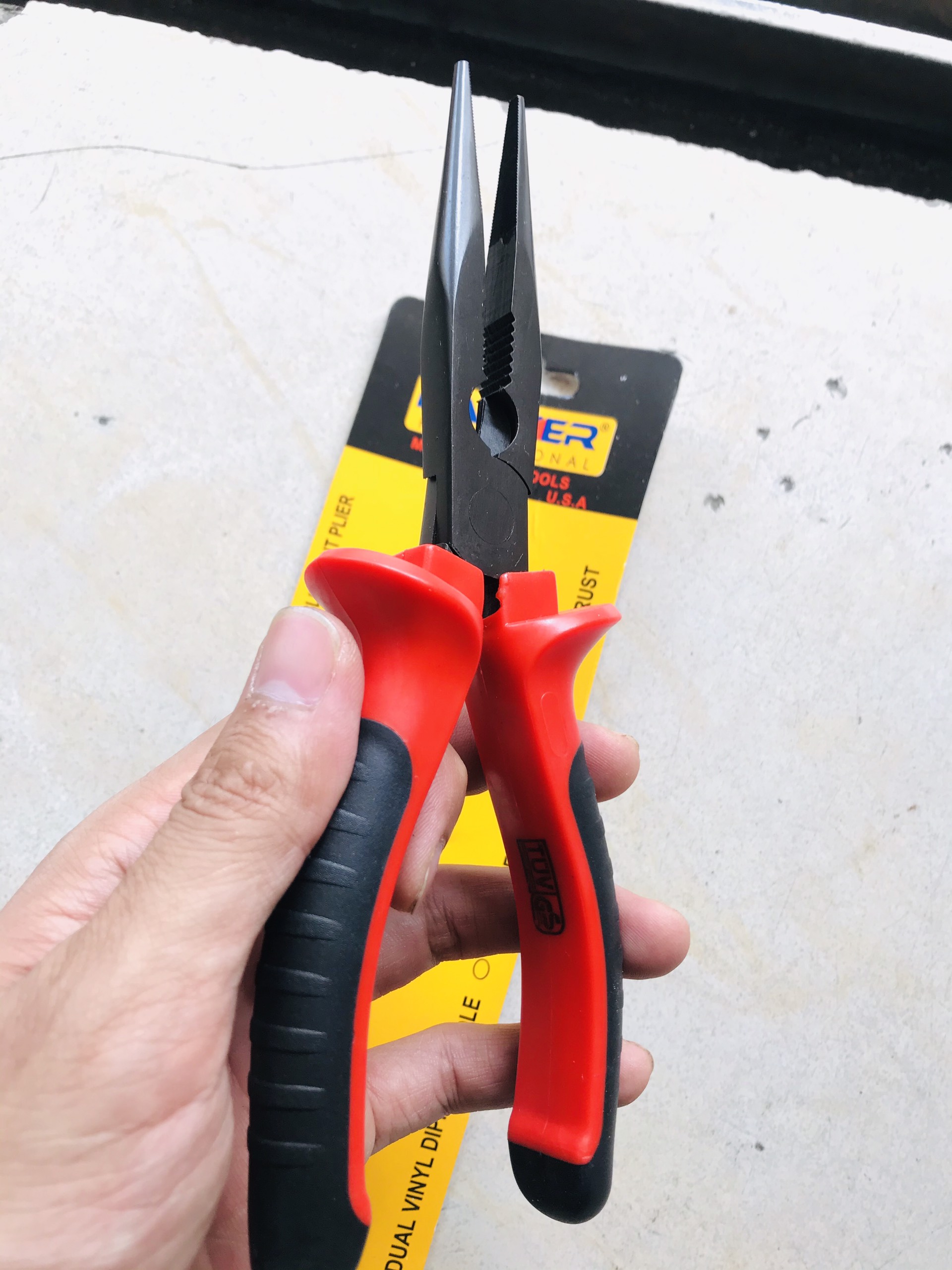 Kìm nhọn 7-1/2" đen đỏ BARKER 95-118B
