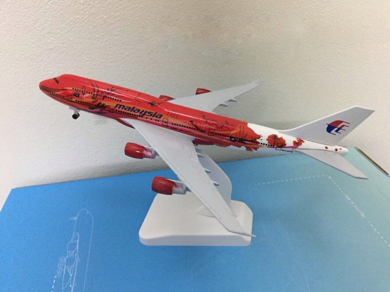 Mô hình máy bay Malaysia đỏ 18cm có bánh xe