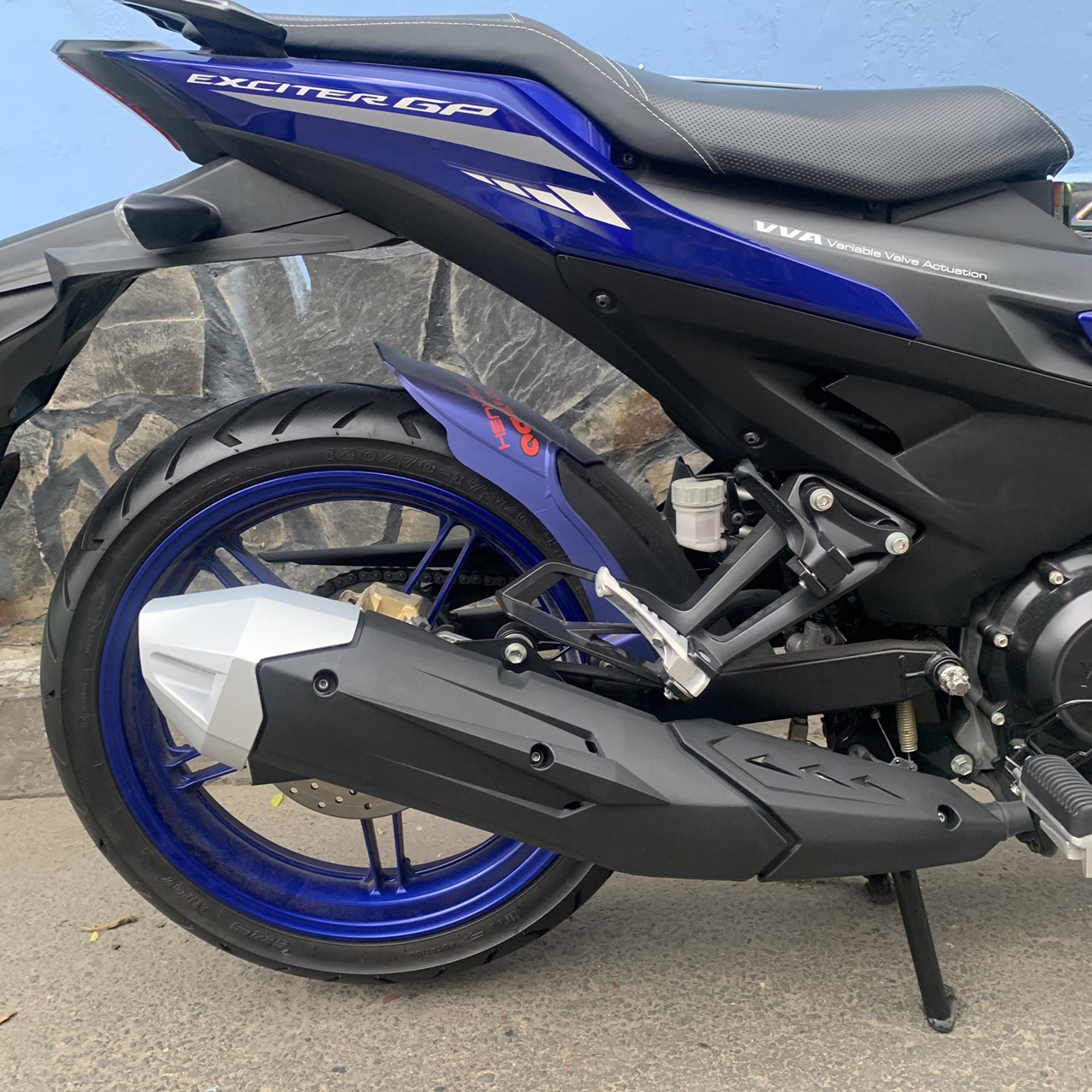 Ốp pô và chụp đích pô xe exciter 155 kiểu thái đích màu bạc
