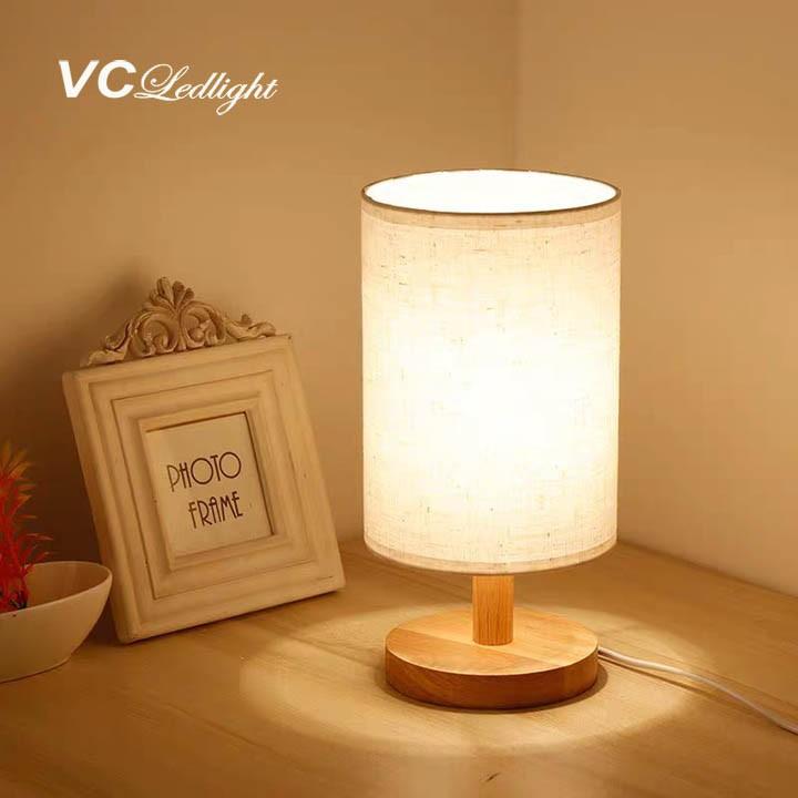 Đèn ngủ để bàn đế gỗ chao vải