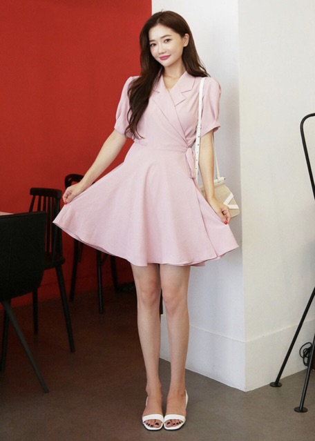 Đầm hồng cổ vest đắp tà