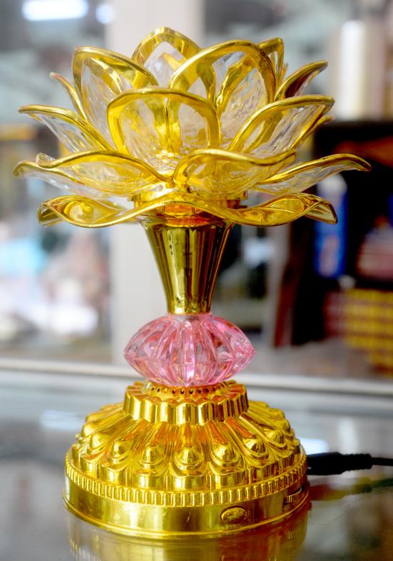 Đèn sen điện vàng cài tiếng Niệm Phật tụng kinh