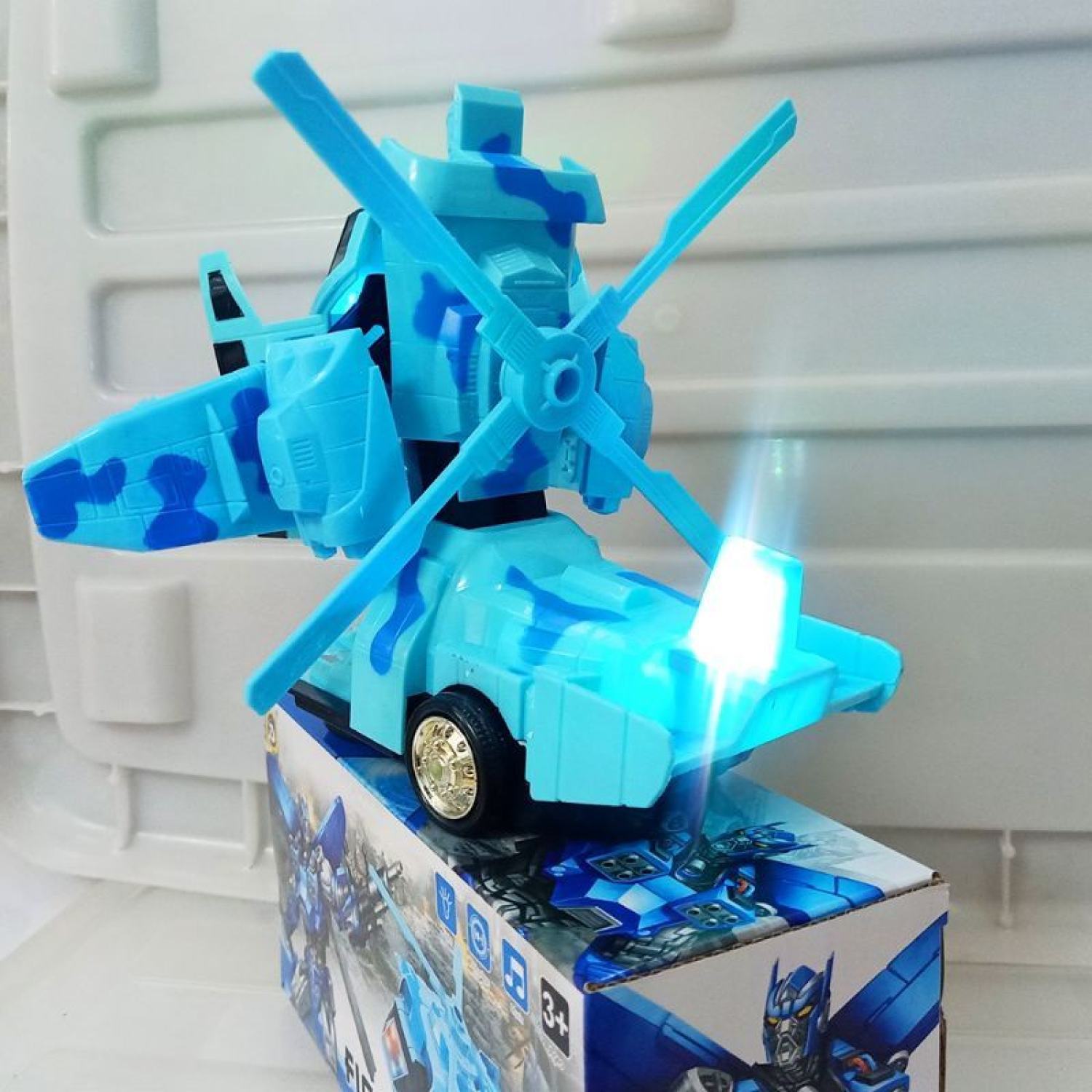 Máy bay biến hình robot, chạy và phát nhạc