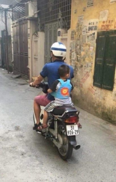 Đai đi xe máy an toàn cho bé