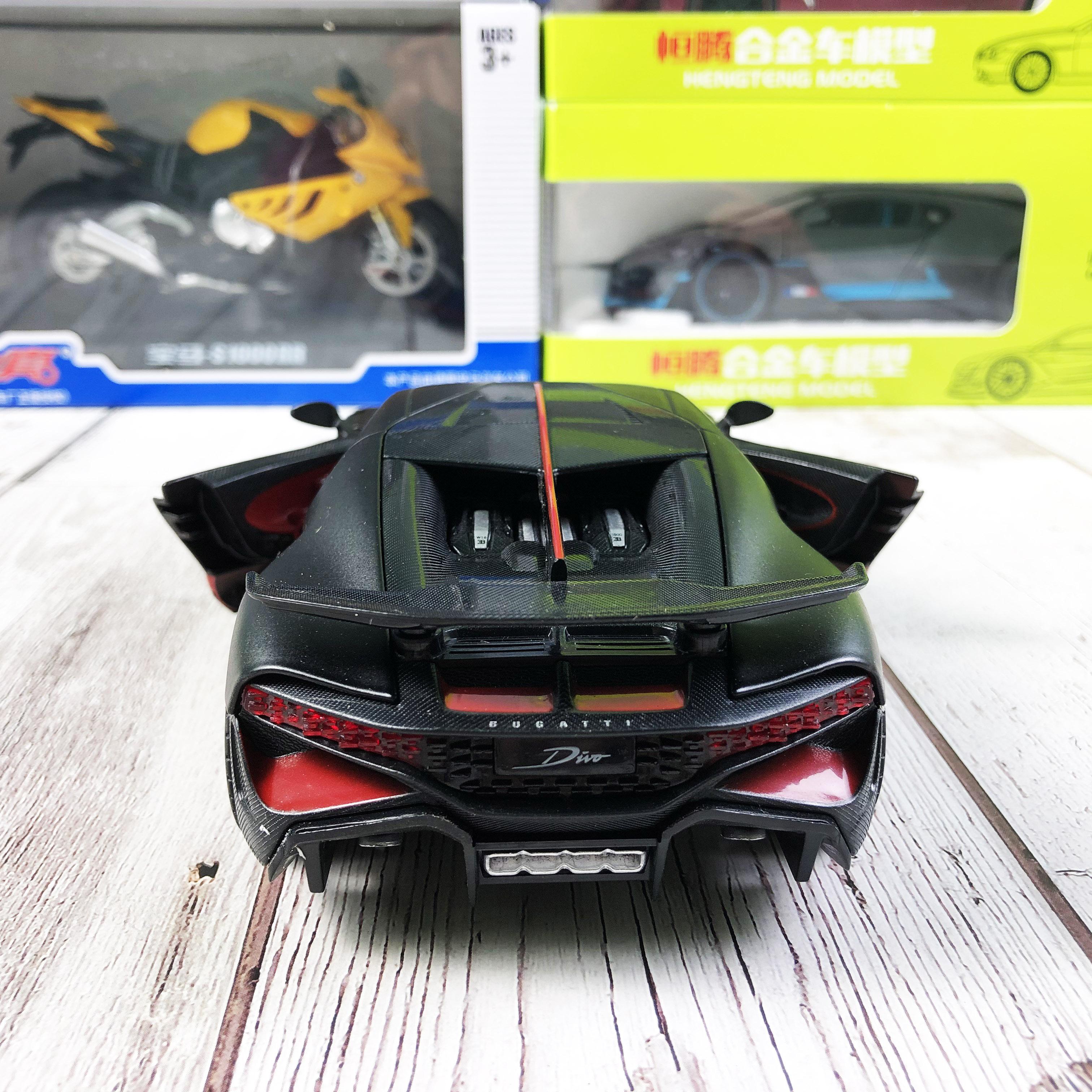 Xe mô hình Bugatti Divo tỉ lệ 1:24 hãng Hengteng