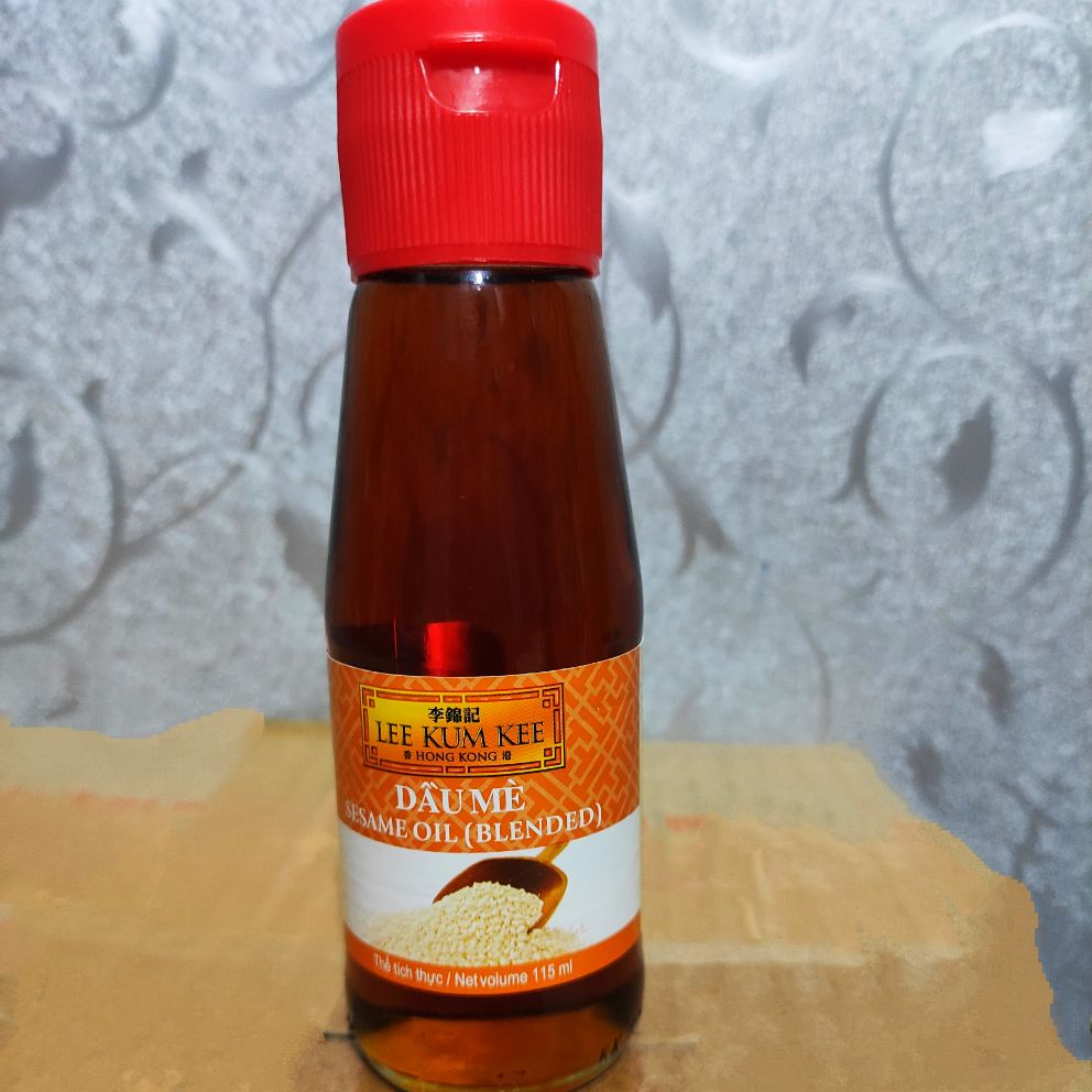 Dầu Mè Thượng Hạng hiệu Lee Kum Kee chai 115ml