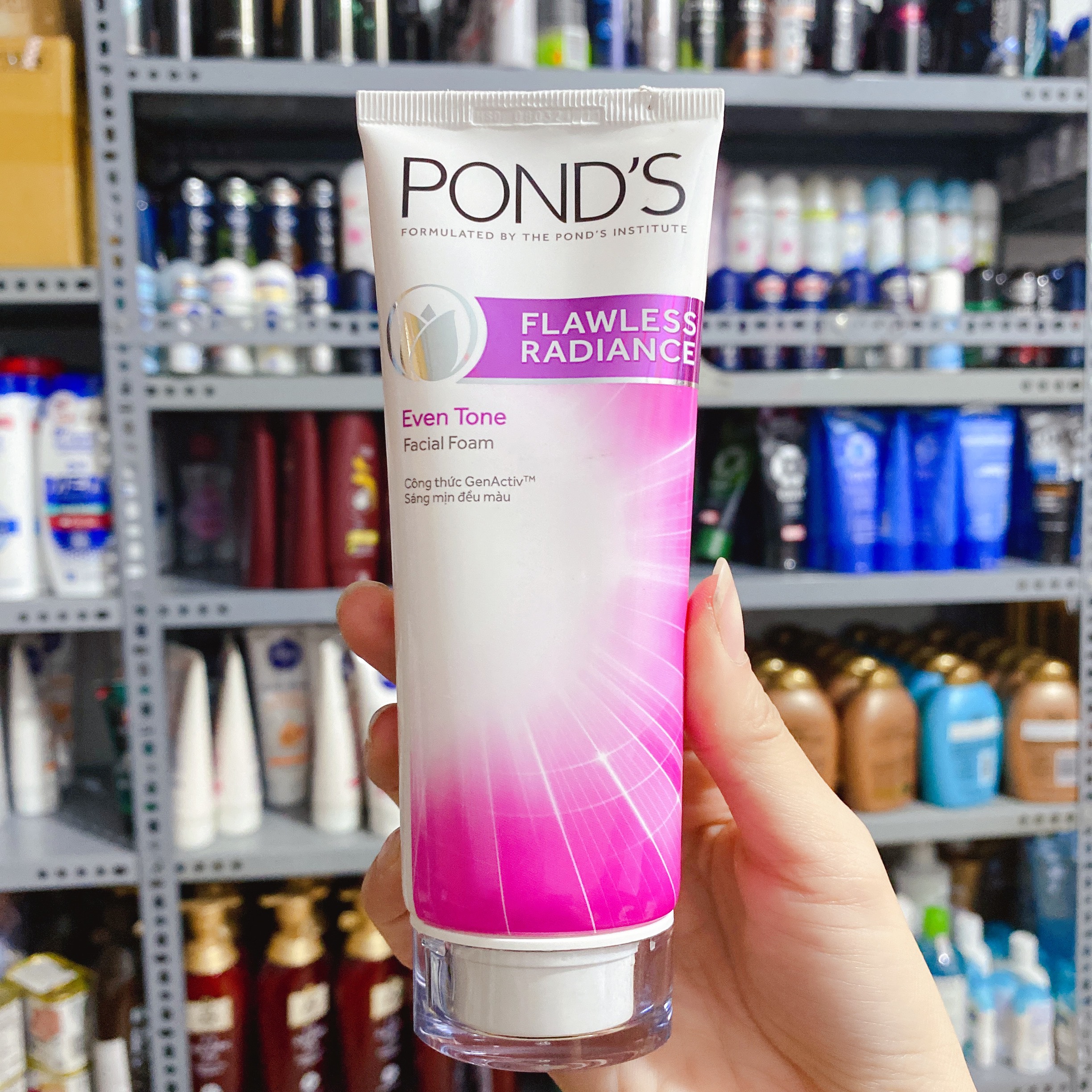 Sữa rửa mặt sáng da Pond's Flawless Radiance 100G