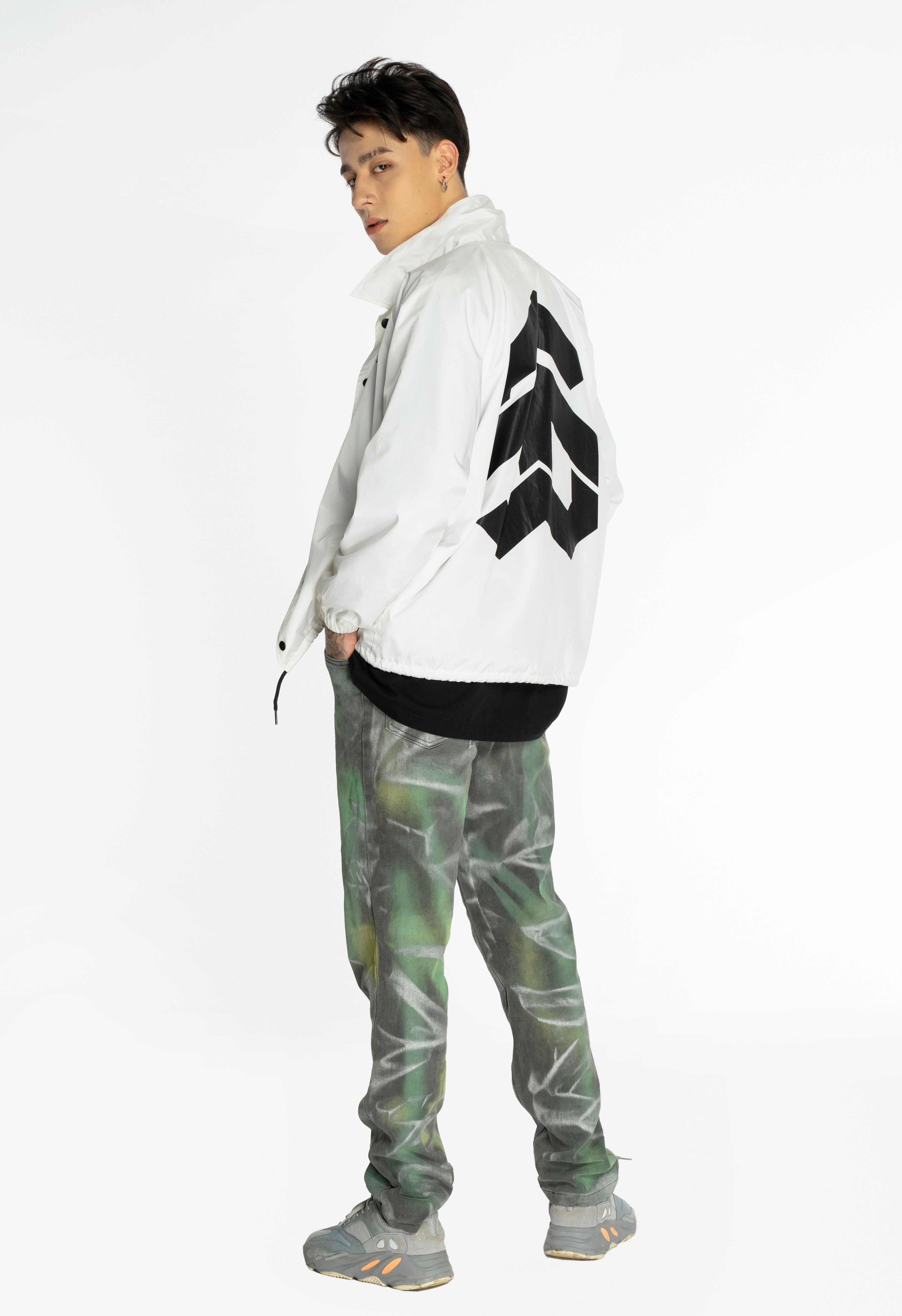 5THEWAY® /solid/ BIG LOGO COACH JACKET in WHITE aka Áo khoác dù trắng