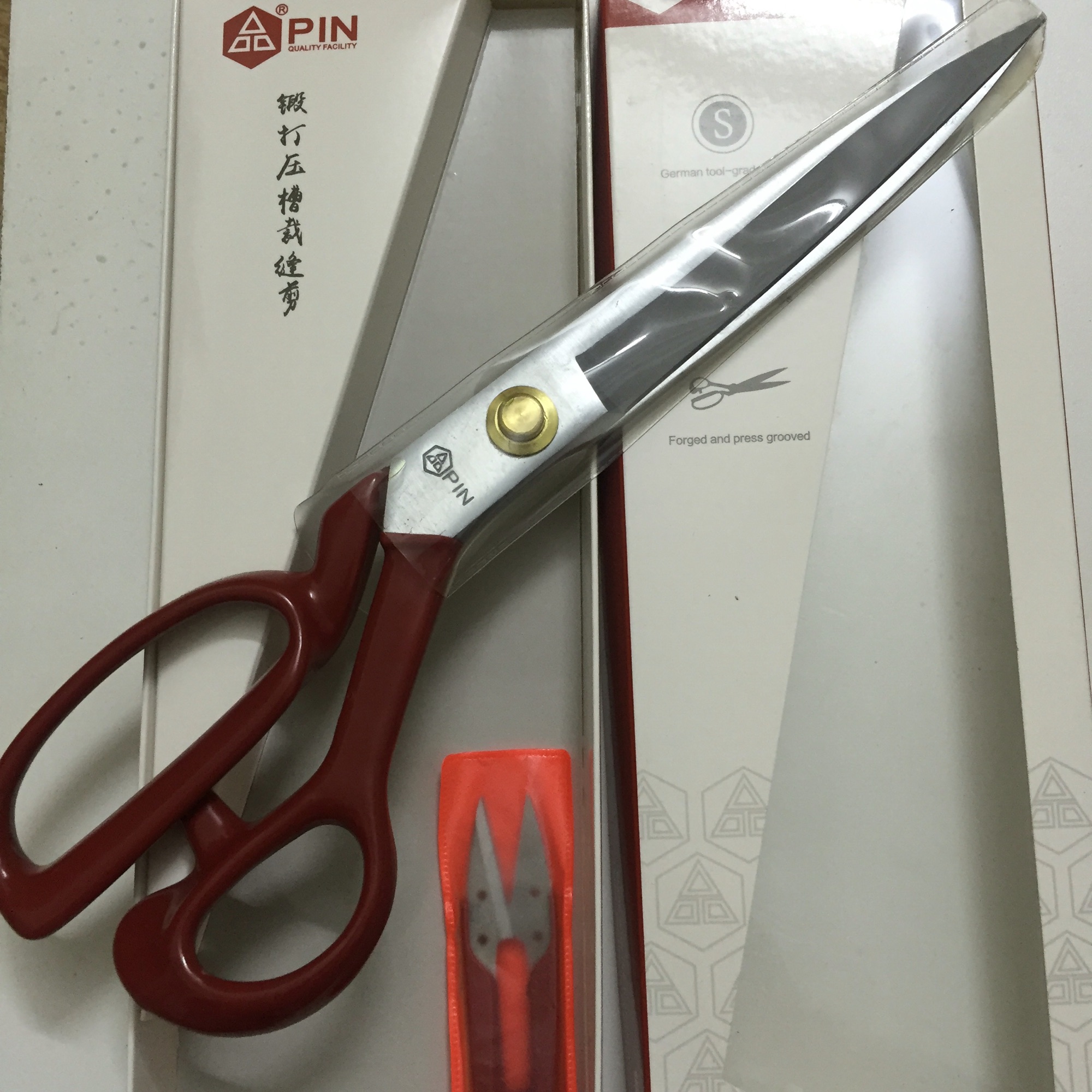 kéo cắt vải pin đỏ 12 inh
