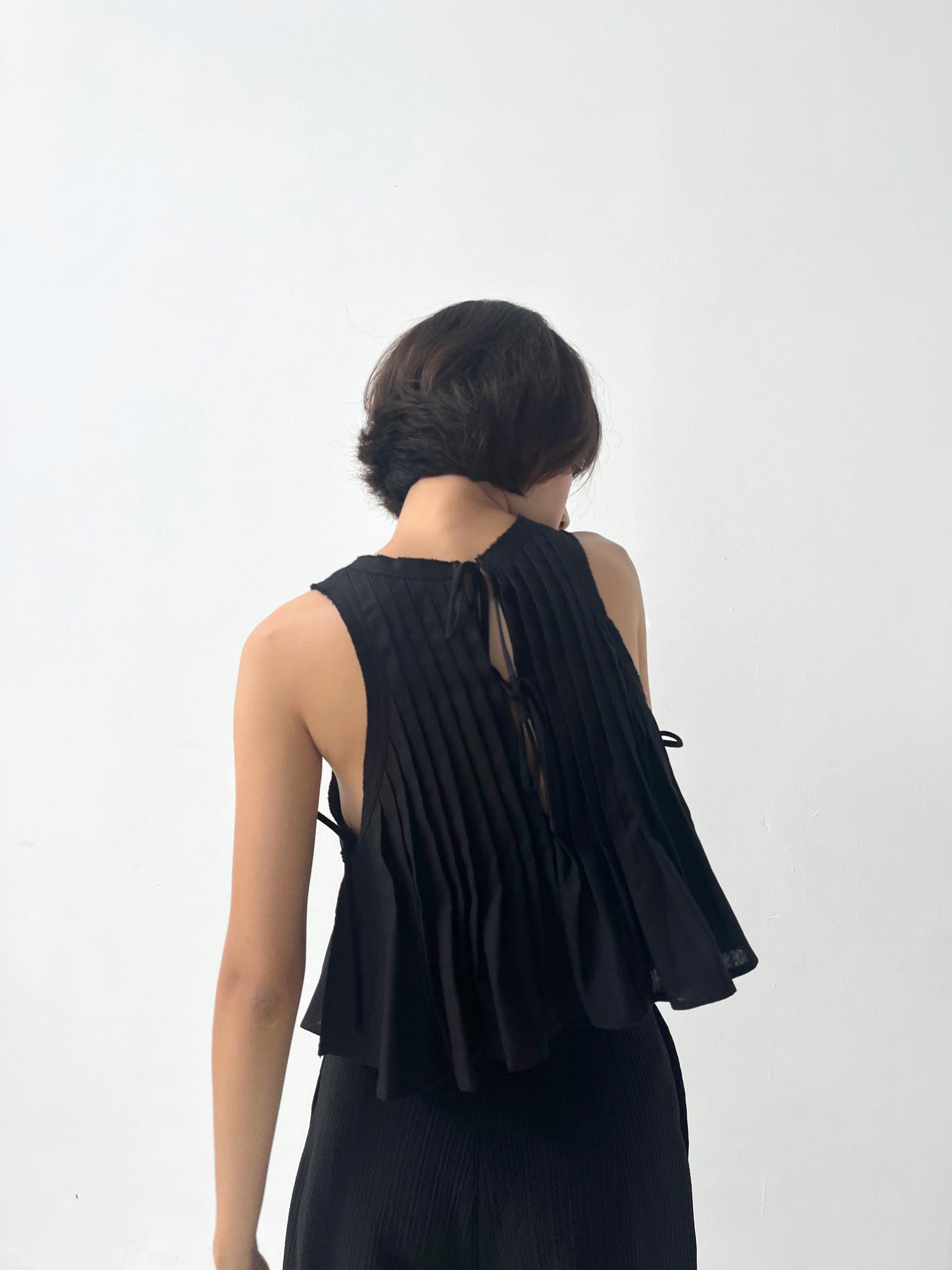 /ouba:d/ - ÁO ĐEN XẾP LY sát nách cổ tròn form suông basic nữ chất vải linen mềm S/M