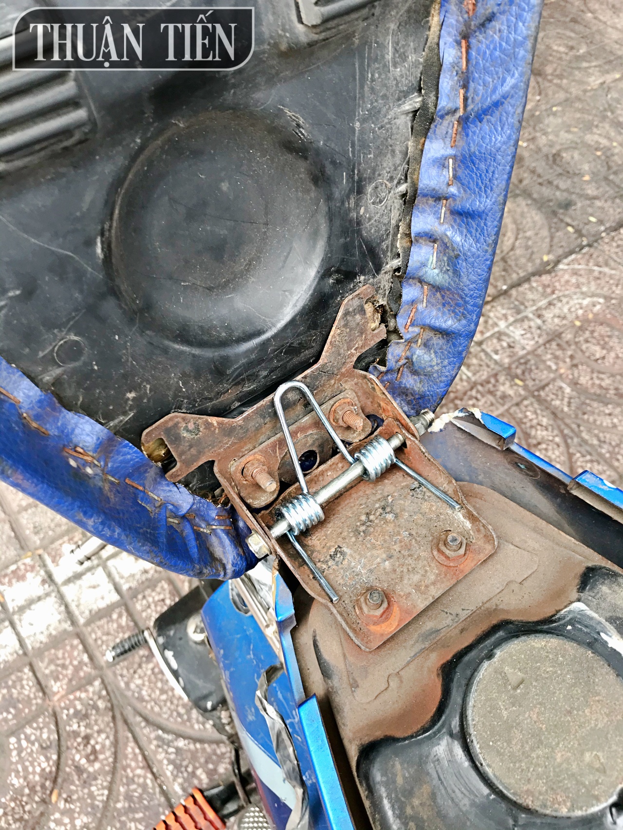 LÒ XO BẬT YÊN TỰ ĐỘNG - TIỆN LỢI KHI ĐỔ XĂNG, KHÔNG CẦN GIỮ YÊN, THAO TÁC NHANH CHỐNG, GIÁ CẢ HỢP LÝ - CÓ PHÂN LOẠI SỐ LƯỢNG THEO NHƯ CẦU KHÁCH HÀNG