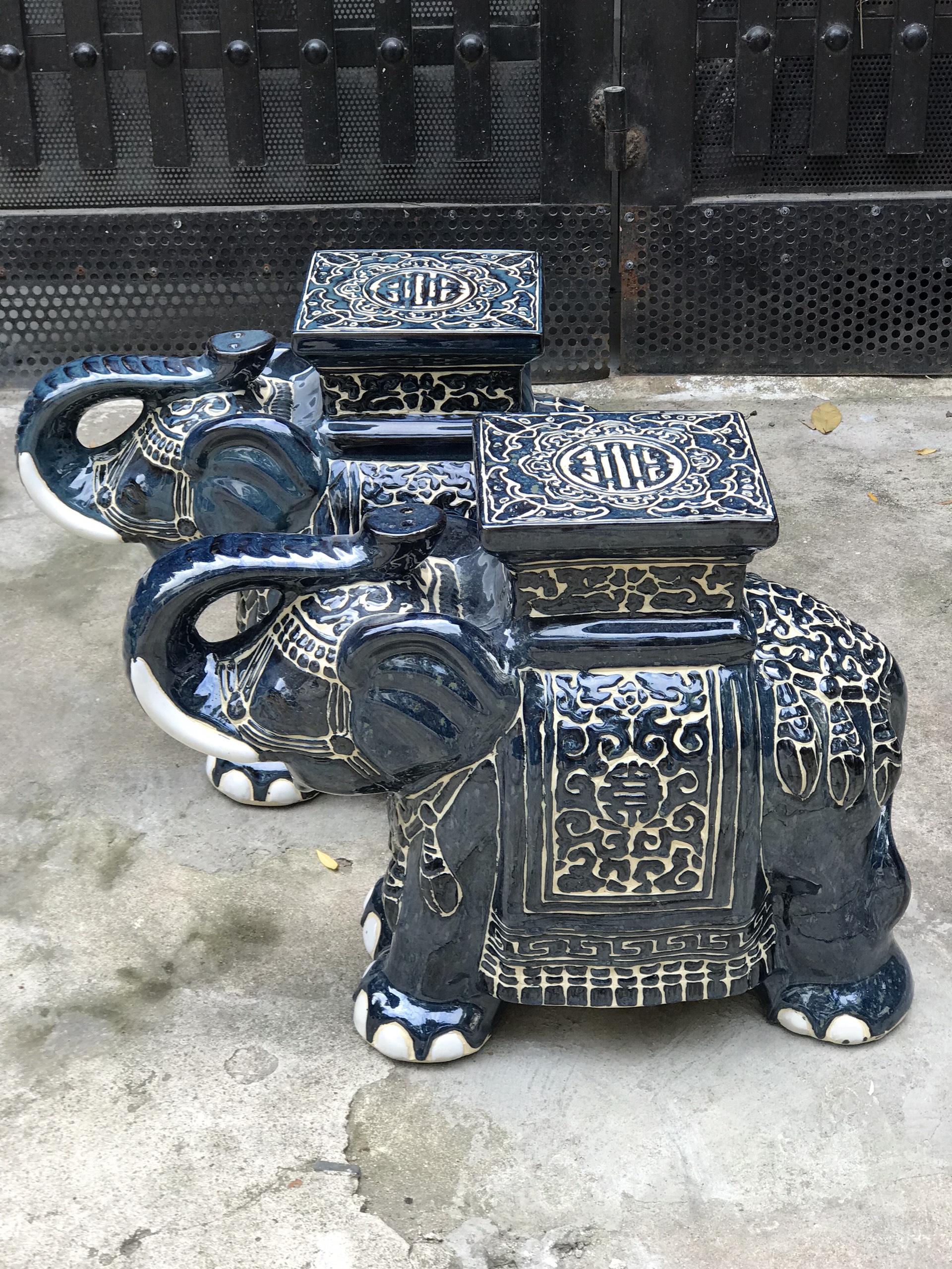 Đôn voi bằng gốm sứ Nam bộ