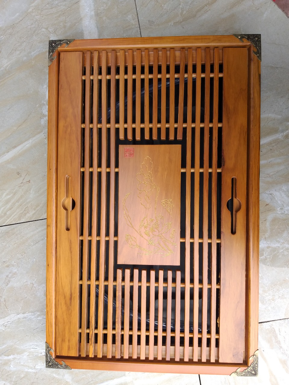 Khay gỗ đẹp, nẹp đồng 4 góc chắc chắn