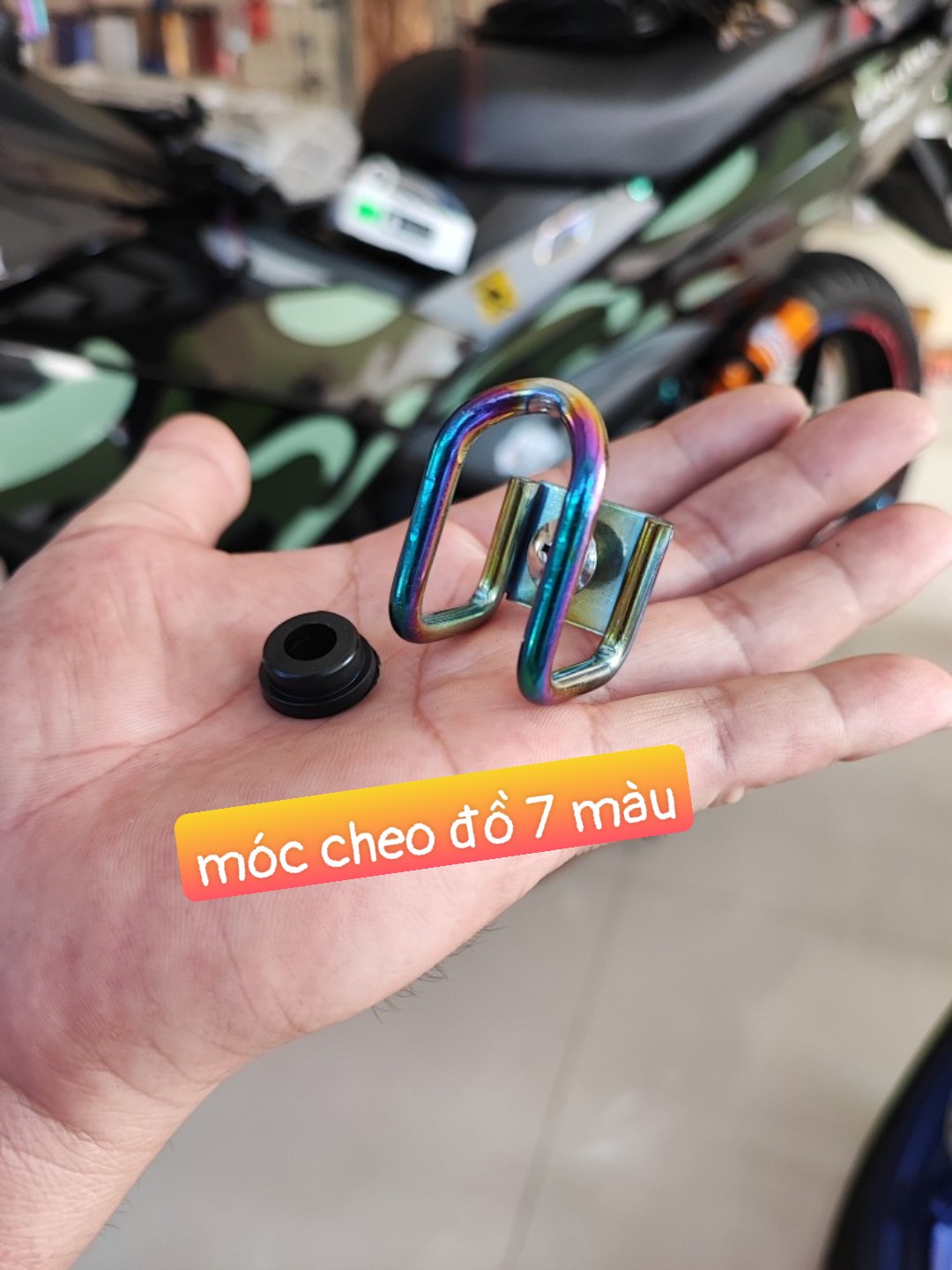 MÓC TREO ĐỒ XE MÁY TITAN