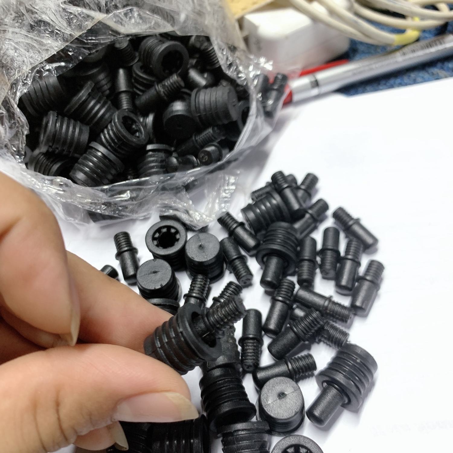 Chấu ê căng, chốt chân ecang cho lưới thùng loa bộ 4 cái