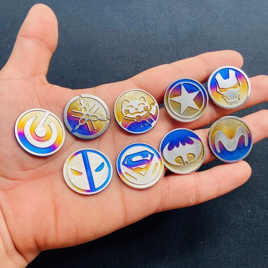 [HCM]Tem dán TITAN logo tròn mẫu MOBIISTAR BREMBO IRON MAN BAT MAN MÈO MAY MẮN ( D = 2CM )