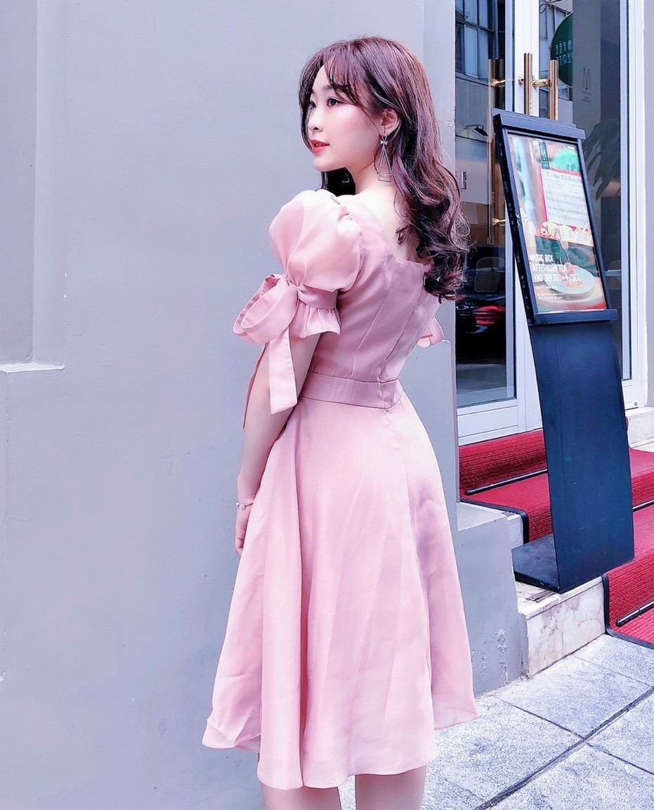Đầm hồng cổ vuông tay nơ