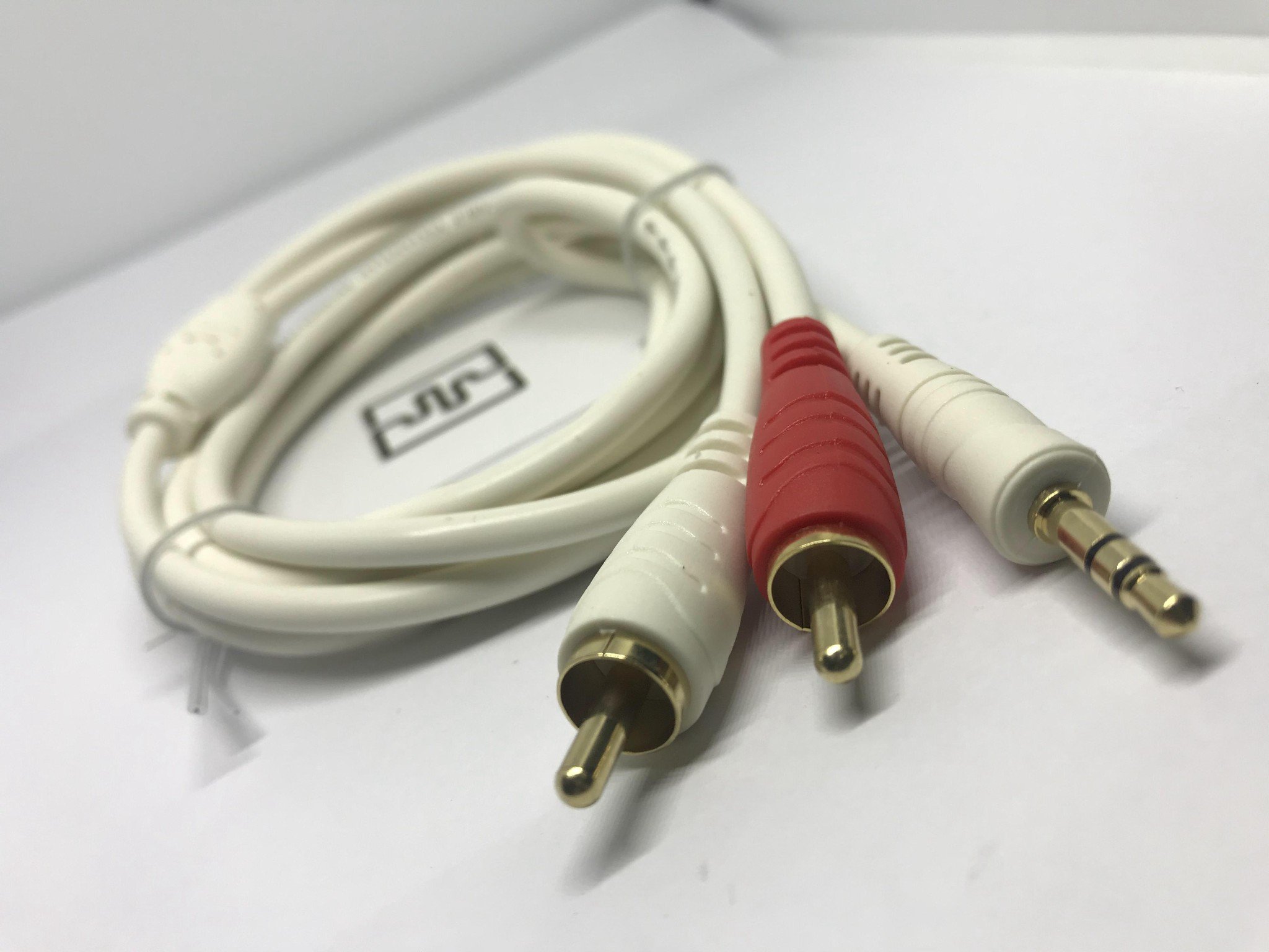 Dây cáp tín hiệu audio 3.5 ra AV ( dài 1.8 m)