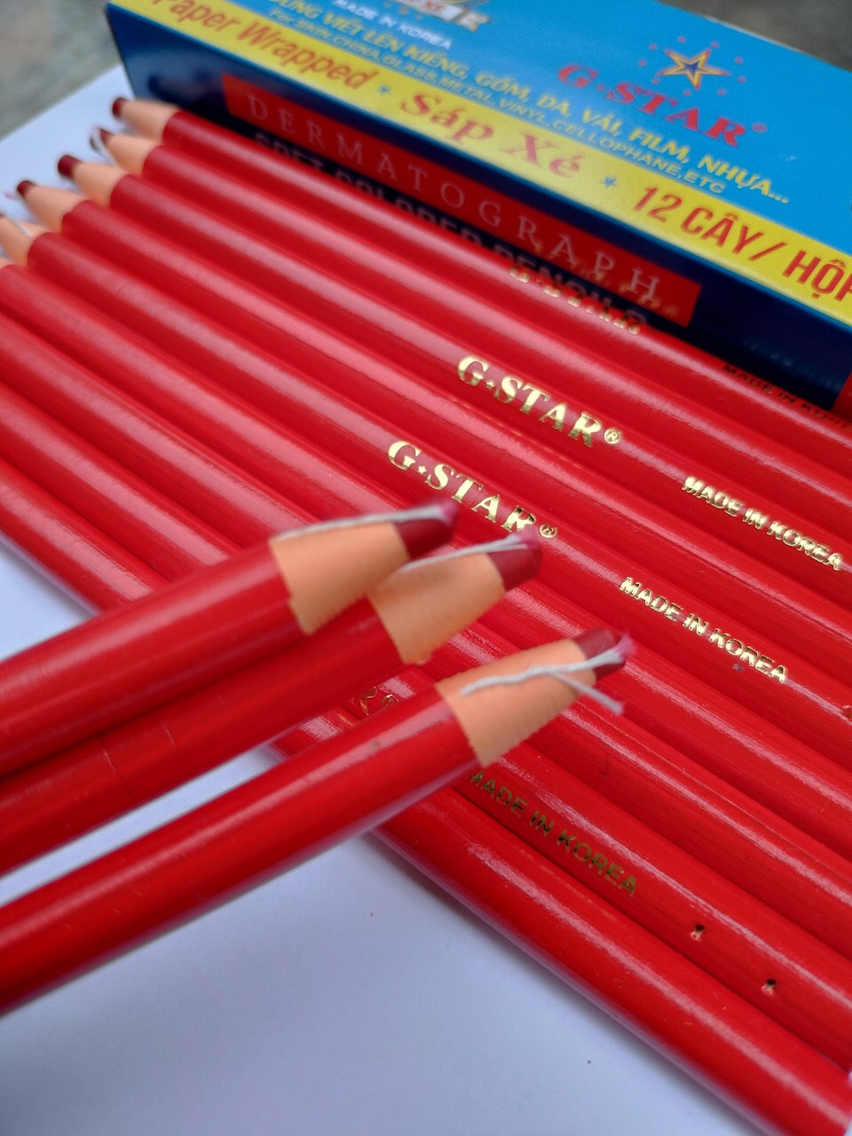HỘP 12 CÂY SÁP XÉ / CHÌ XÉ GSTAR 7600 (VIẾT LÊN VẢI, KIẾNG, GỐM, DA...)