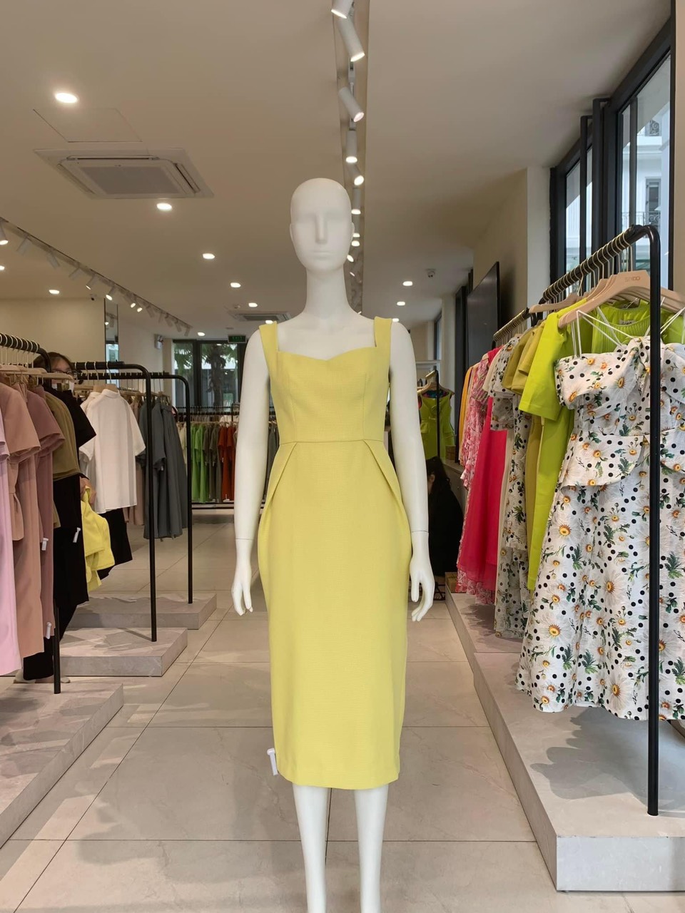 Đầm midi sát nách cổ vuông xếp ly eo thời trang SIXDO (Yellow Strappy Midi Woven Dress)