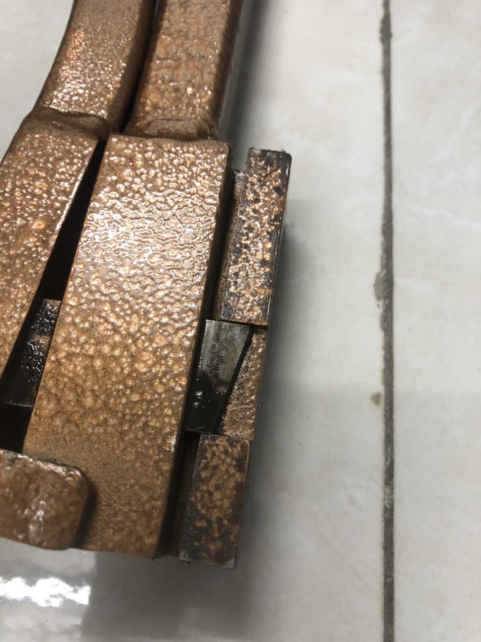 Kìm bấm lỗ thoát nước cửa nhôm