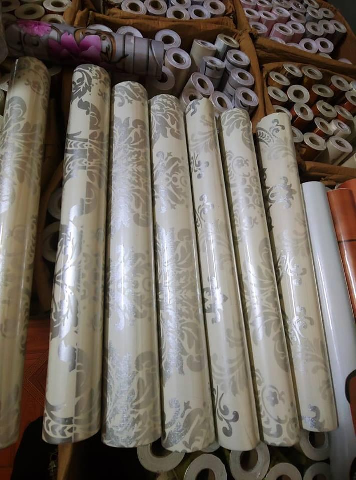 10m giấy dán tường họa tiết châu âu bạc ( cuộn dài 10m, khổ rộng 45cm, giấy có keo sẵn)