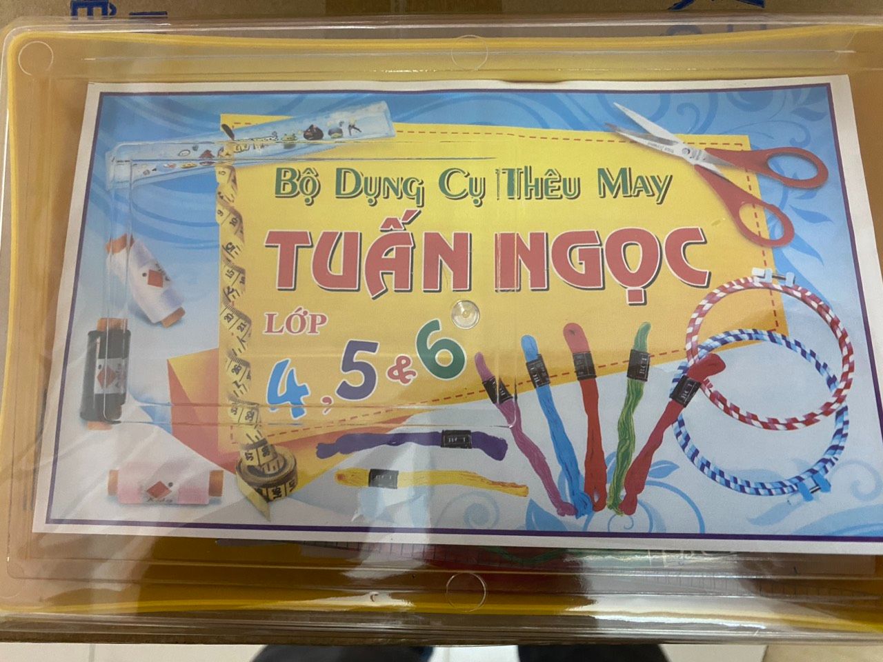 Bộ dụng cụ cắt may thêu lớp 4, 5, 6 ( Hộp Màu Ngẫu Nhiên )