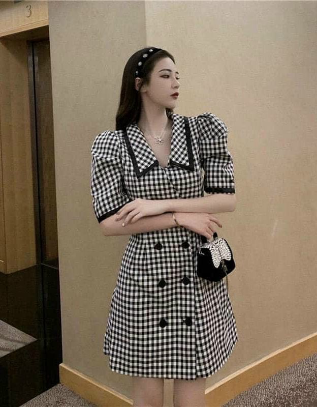 Đầm caro đen cổ vest