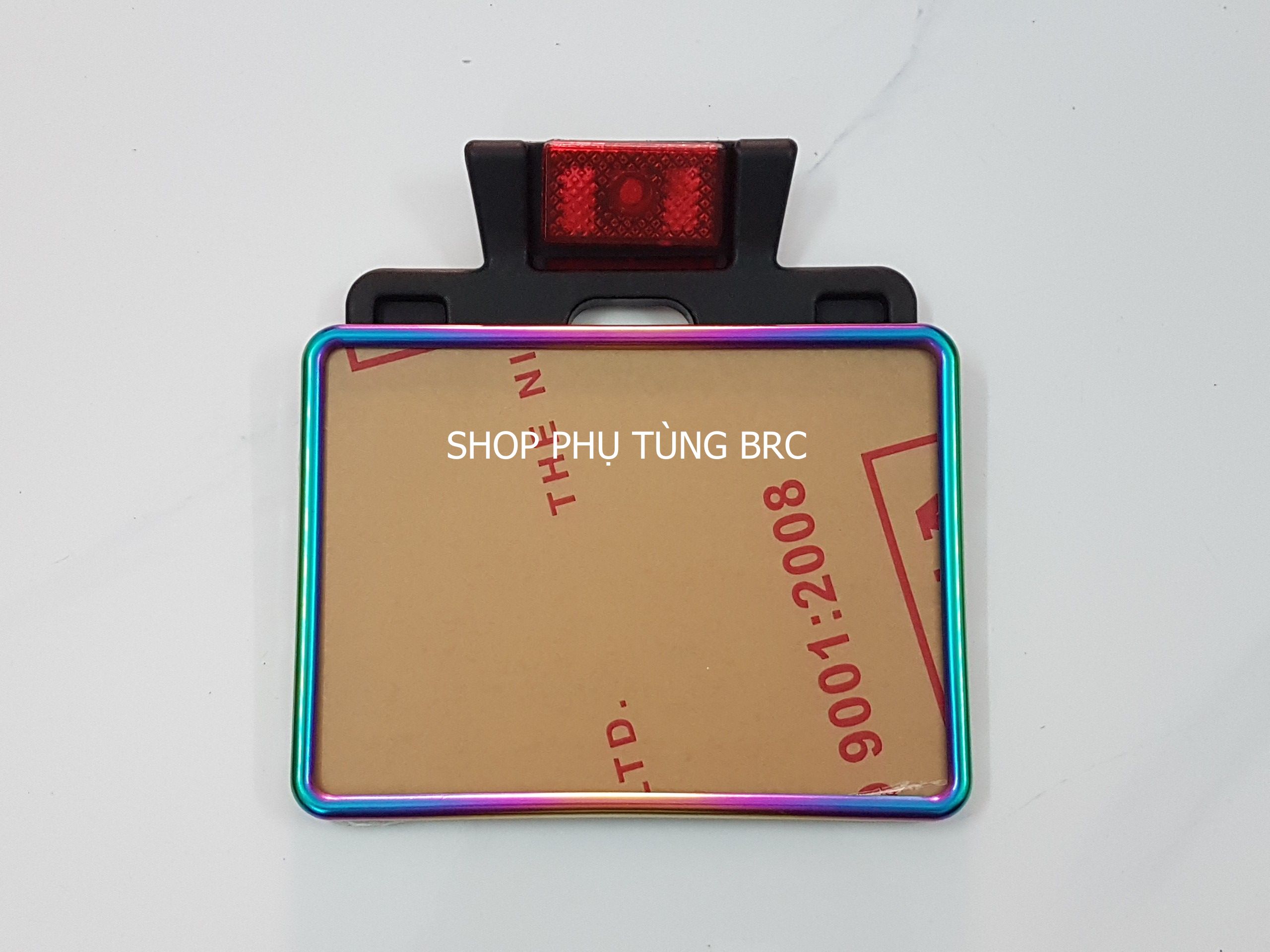 Pát tam giác có miếng phản quang lắp biển số xe máy.