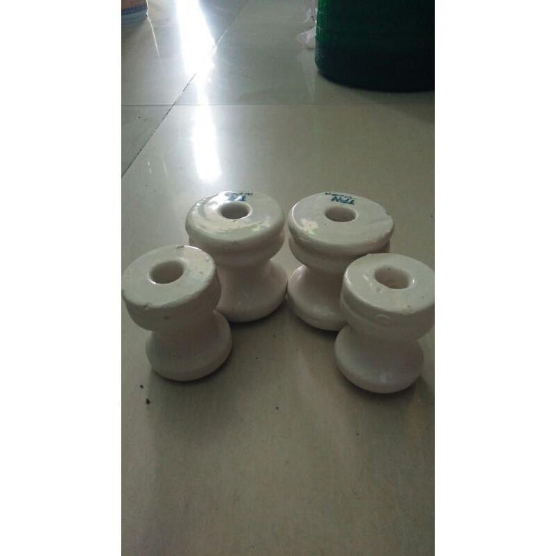 U Sứ điện dùng bắt điện.