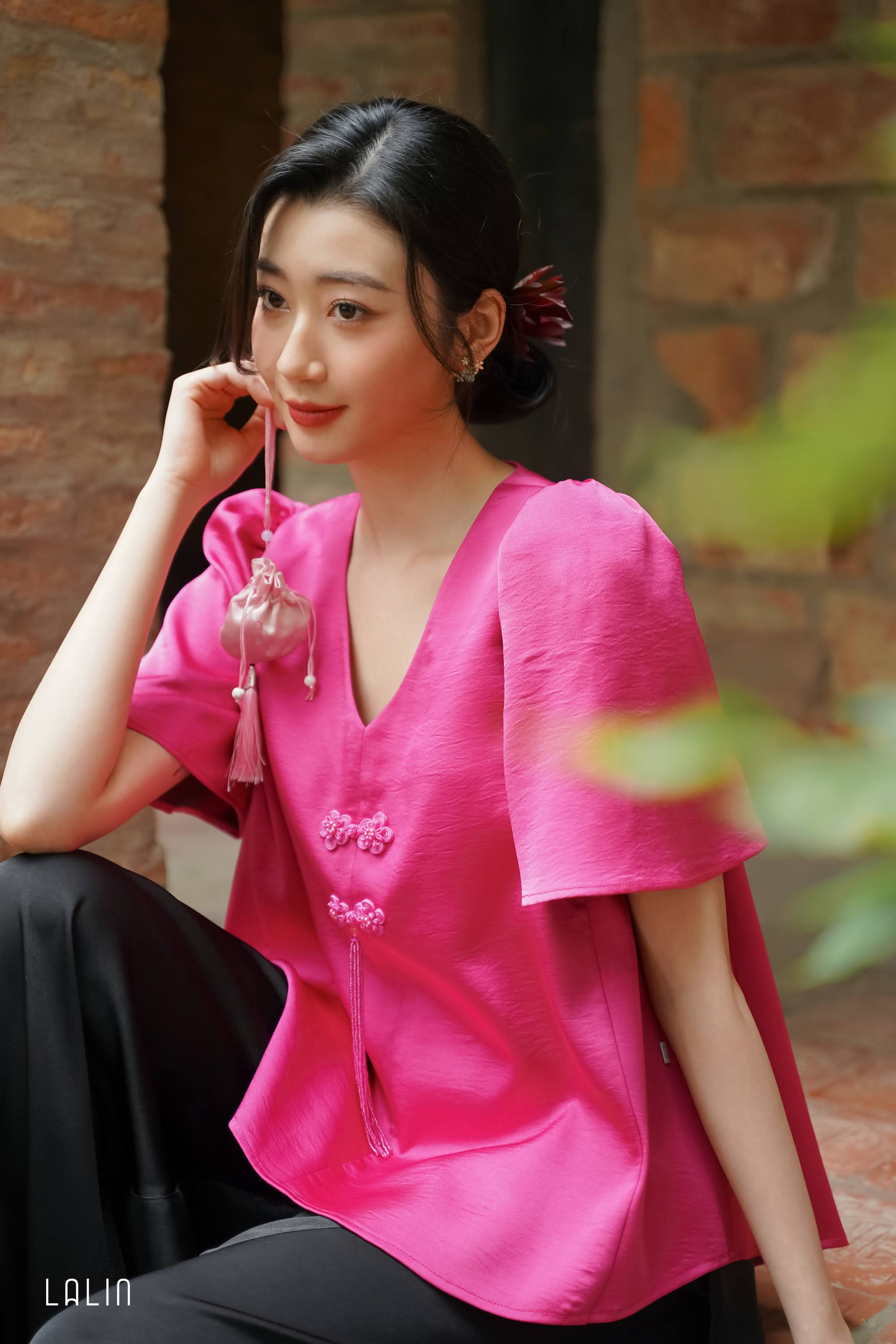 Áo lụa Lalin cổ V dáng suông trơn Châu Miên