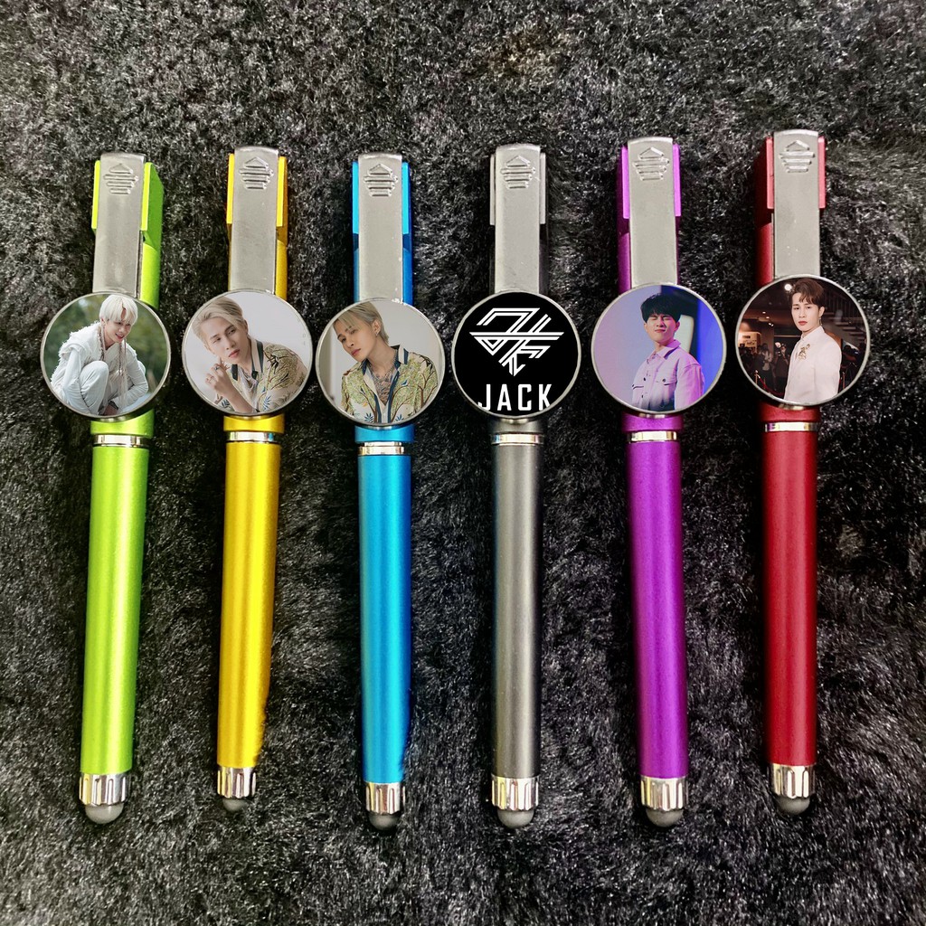 (chọn mẫu) Bút cảm ứng gắn huy hiệu IN HÌNH Jack J97 có giá đỡ điện thoại tiện lợi